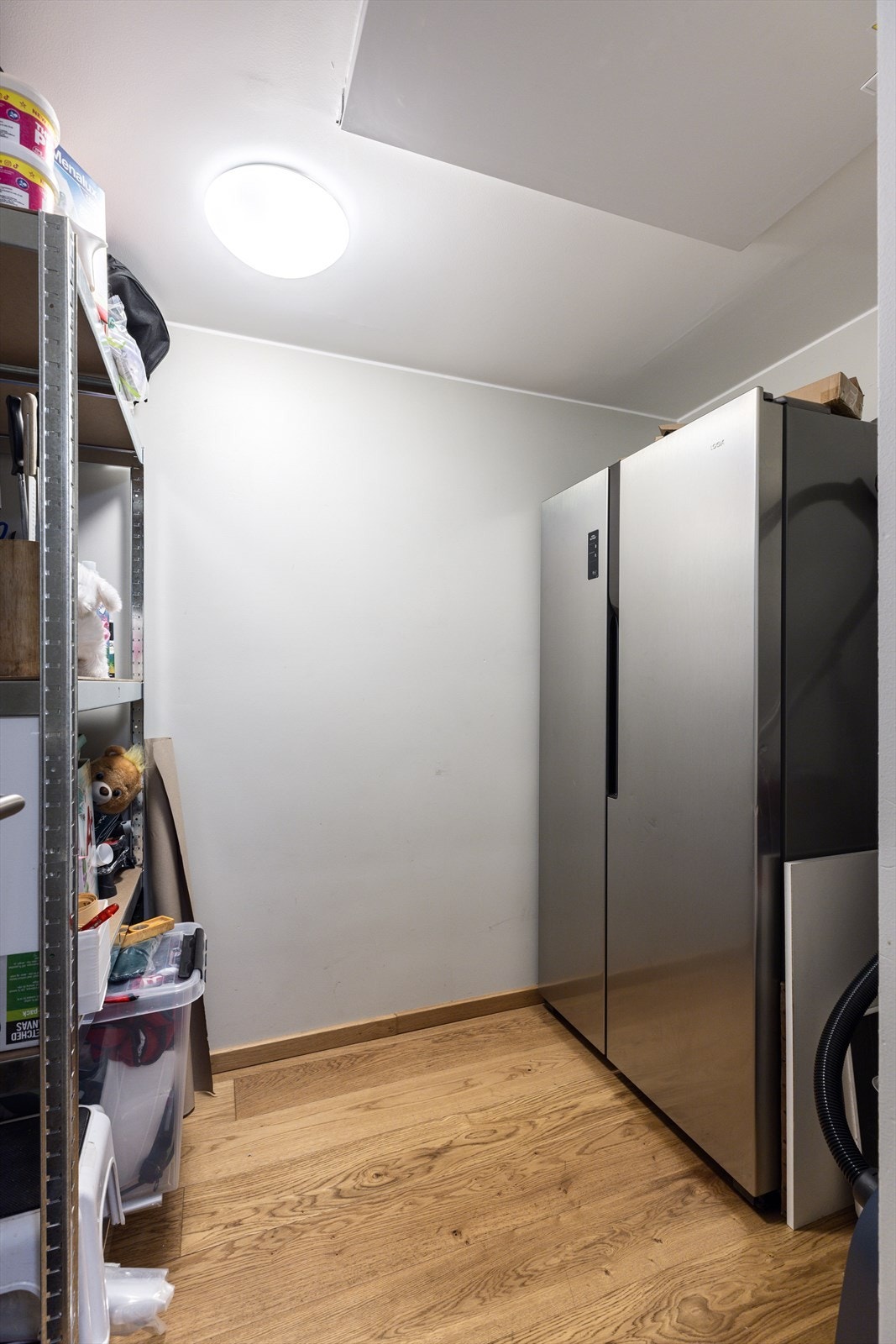 Praktisk innvendig bod av god størrelse Galleribilde