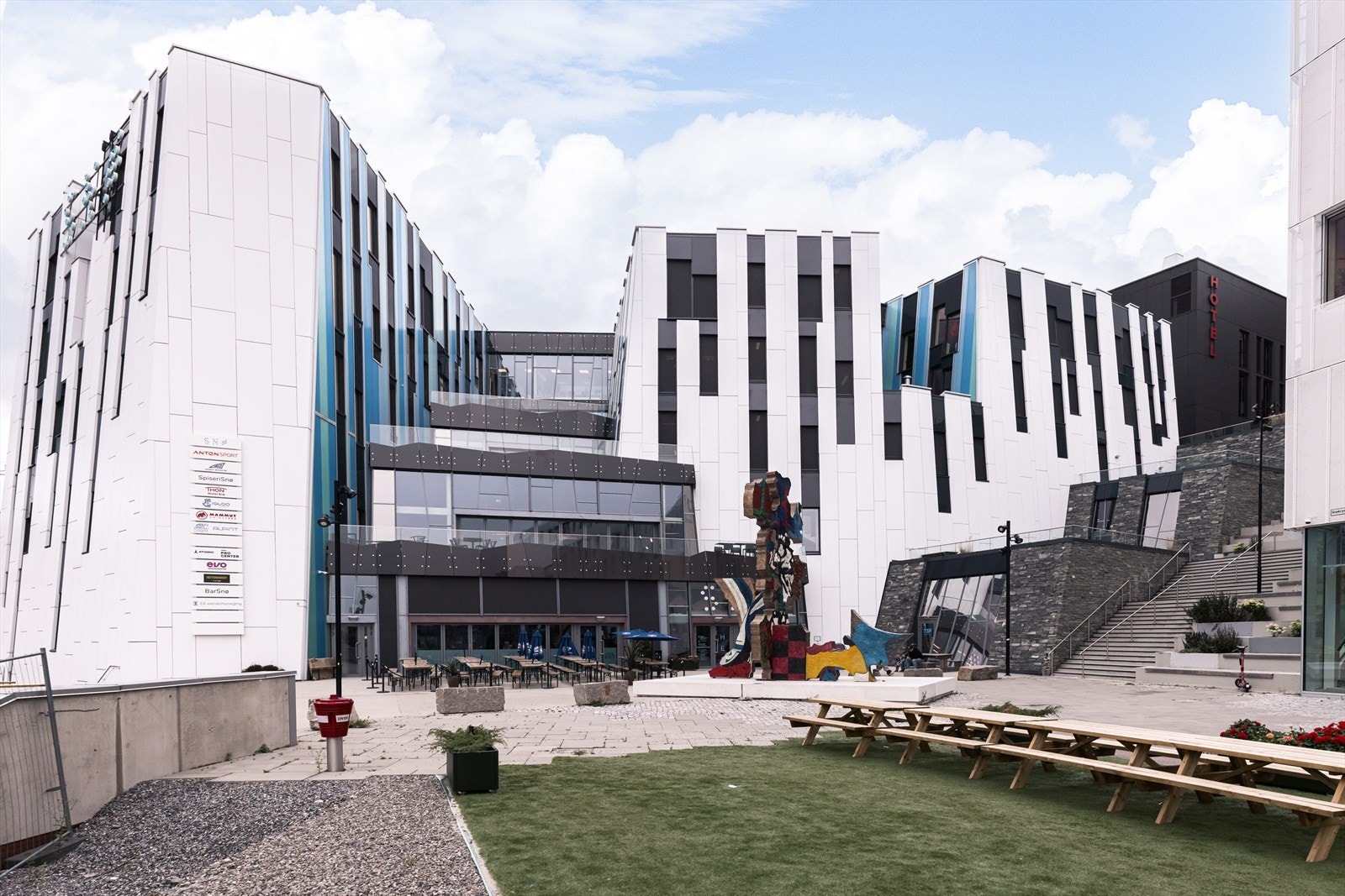 Kun minutters gange fra leiligheten liggere Skibyen SNØ som er er et moderne bolig- og næringsområde bygget rundt verdens største innendørs skianlegg, med boliger, hotell, servering og aktivitetstilbud året rundt Galleribilde