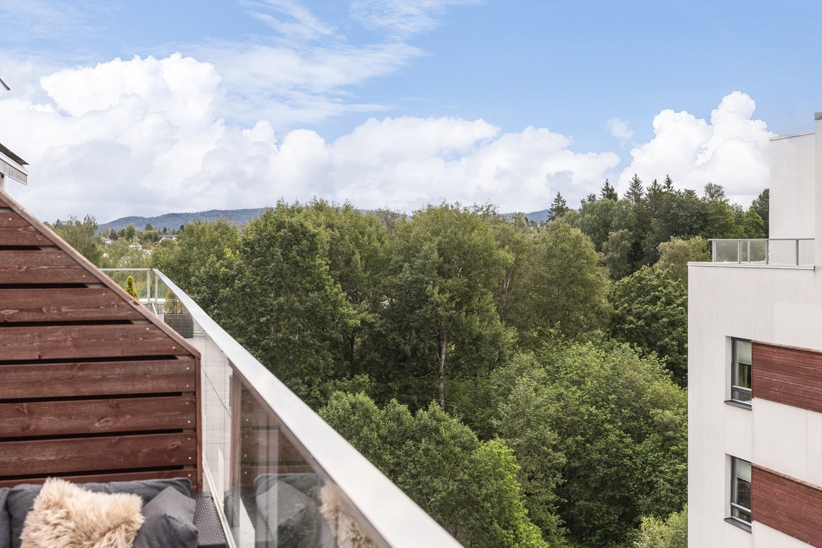 Herlig utsikt mot trivelige omgivelser - her bor du sentralt, men likevel skjermet av naturen. Terrassen vender sydvest og har optimale solforhold Galleribilde