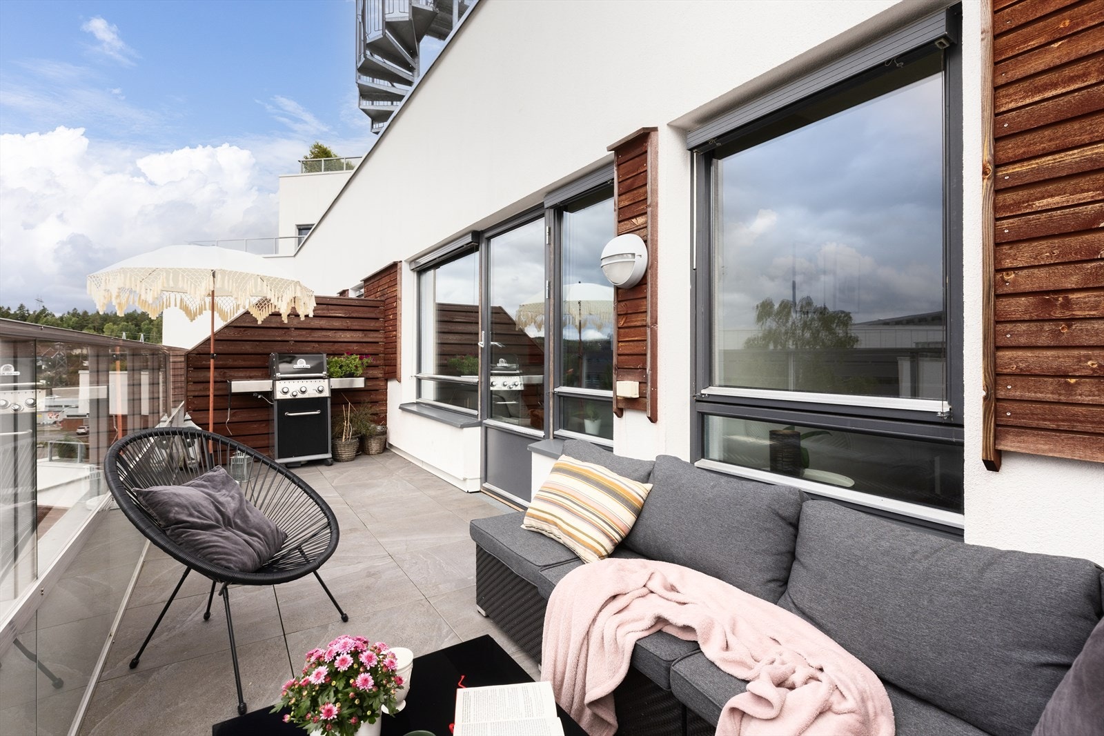 Terrassen er på hele 14 kvm med god plass til både stor sittegruppe og grill. Perfekt for lange sommerdager Galleribilde