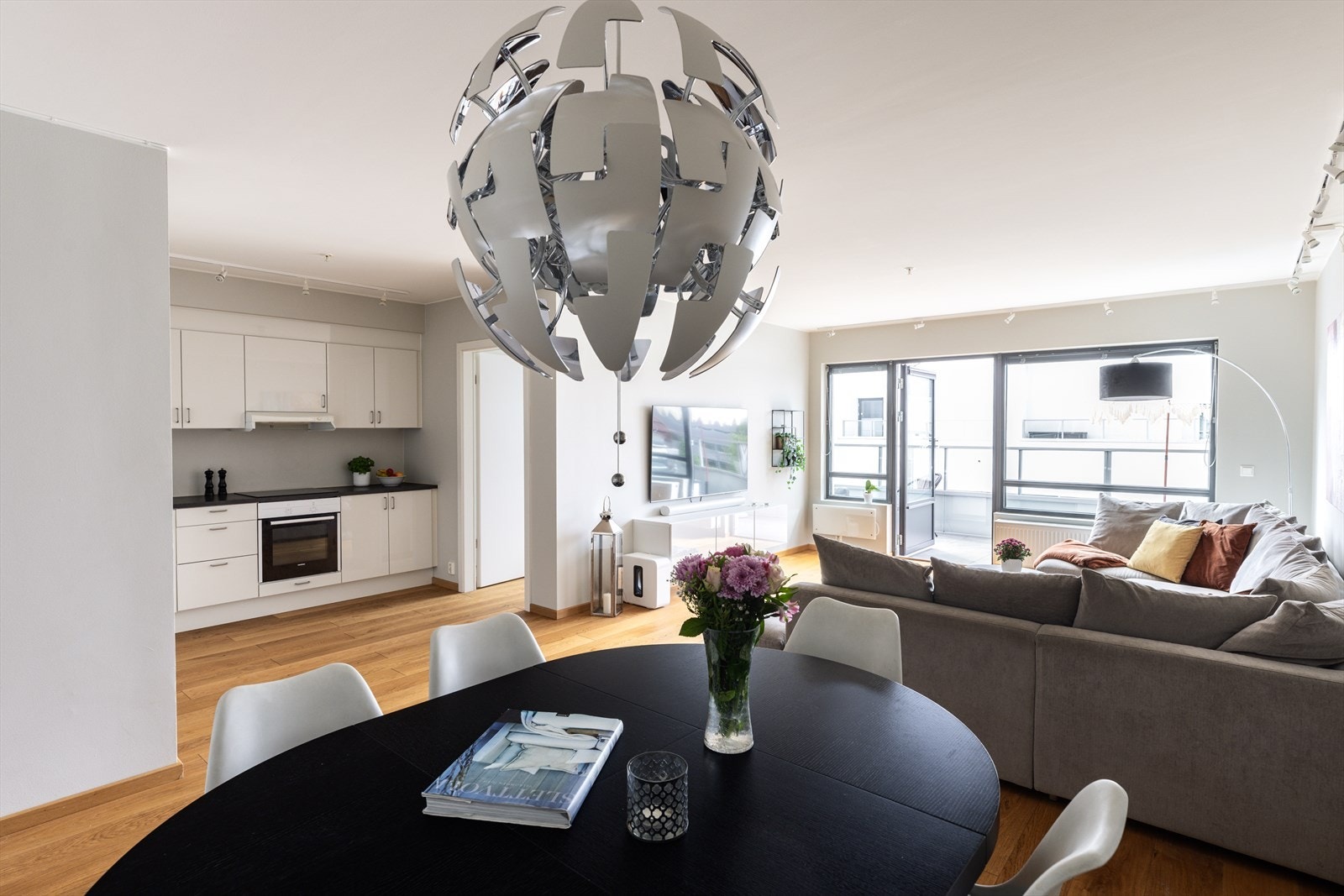 Rikelig med naturlig lysinnslipp fra store vindusflater skaper en lys atmosfære Galleribilde