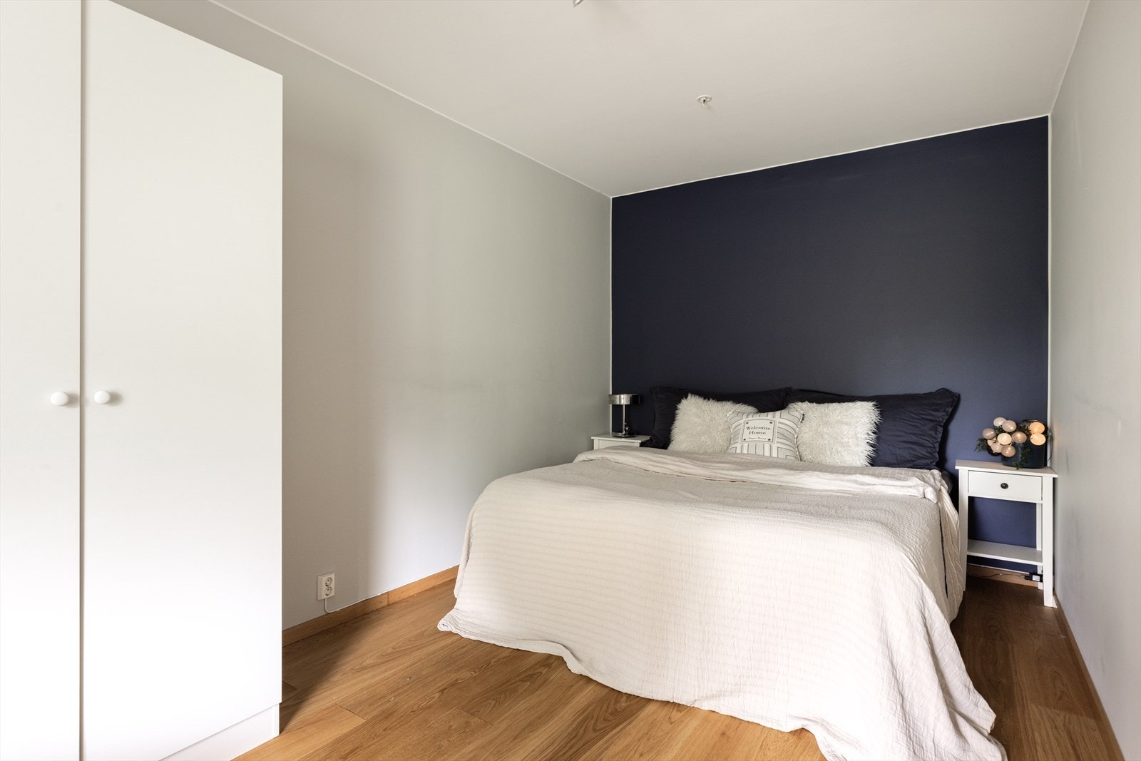 Romslig hovedsoverom med god plass til stor seng og nattbord Galleribilde