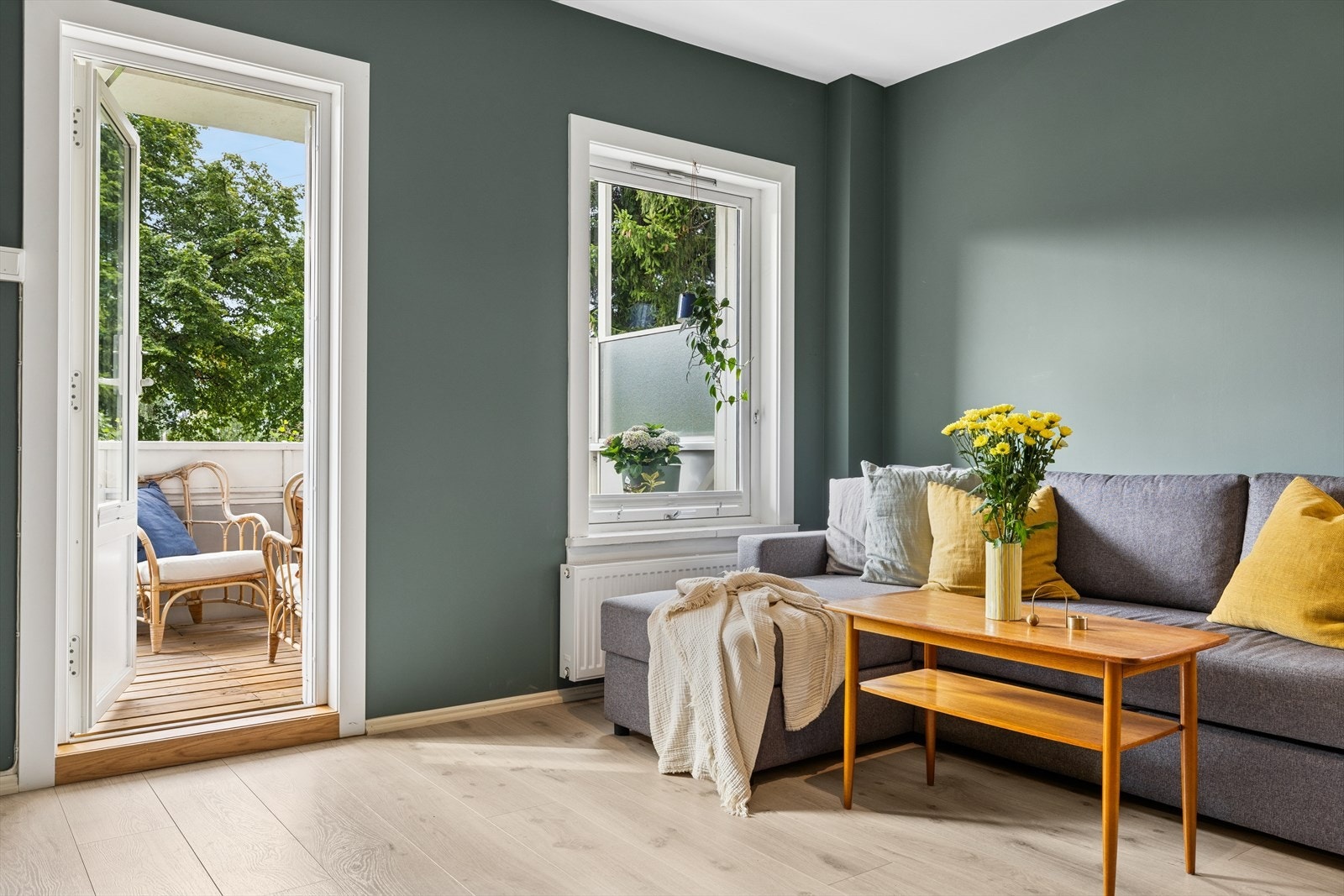De store vinduene, sammen med terrassedøren, gir rommet rikelig med naturlig lys og skaper en luftig atmosfære. Galleribilde