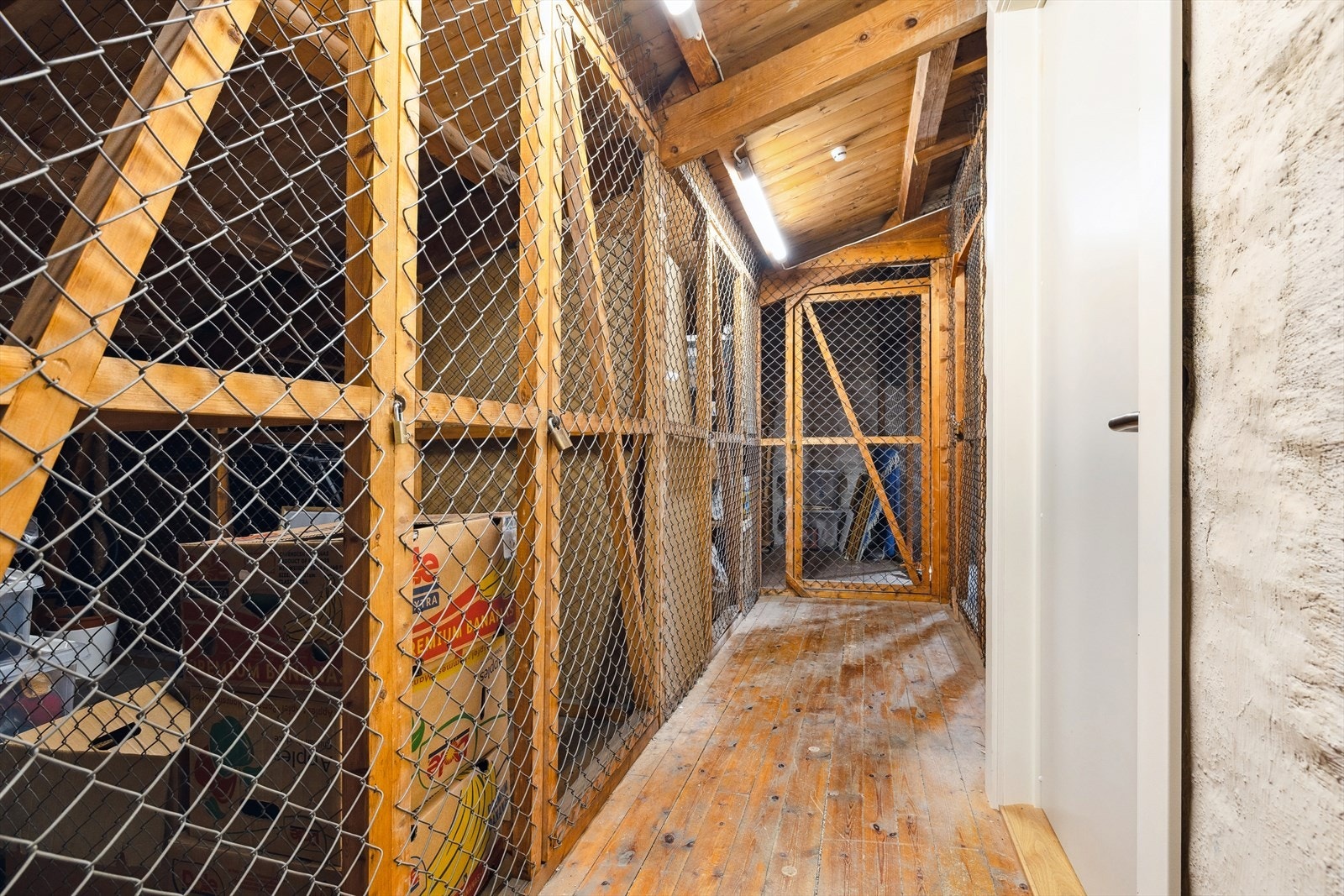 Det er gode lagringsmuligheter i tilhørende lofts- og kjellerbod. Galleribilde