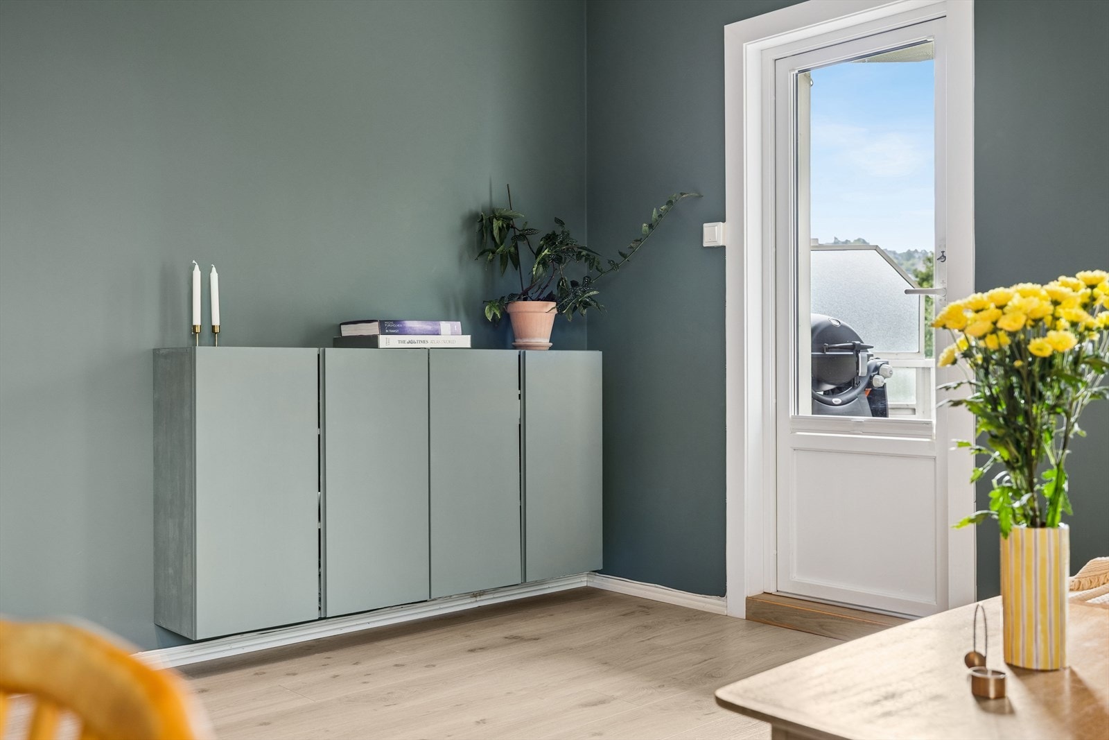 Fra stuen er det utgang til en sørvendt balkong på ca. 7 kvm. Galleribilde
