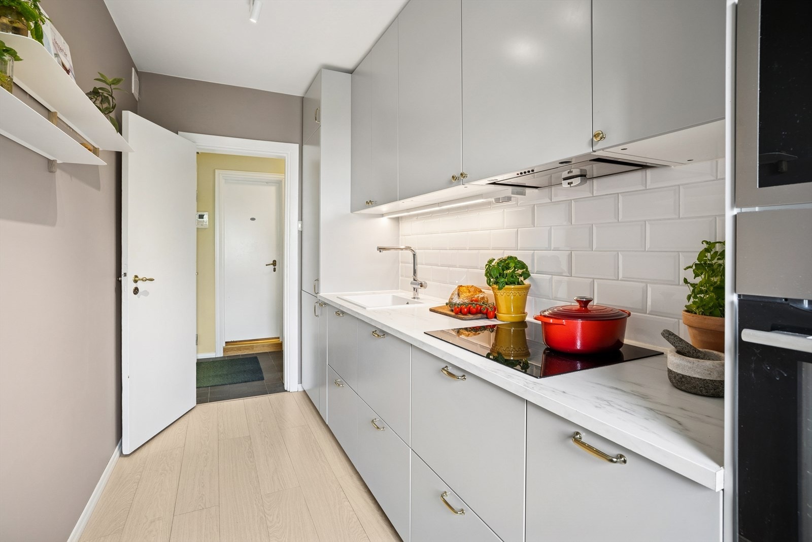 Kjøkkeninnredningen ble satt inn i 2018 og er fra IKEA. De lyse, glatte frontene med gulldetaljer på håndtakene gir et tidløst uttrykk. Galleribilde