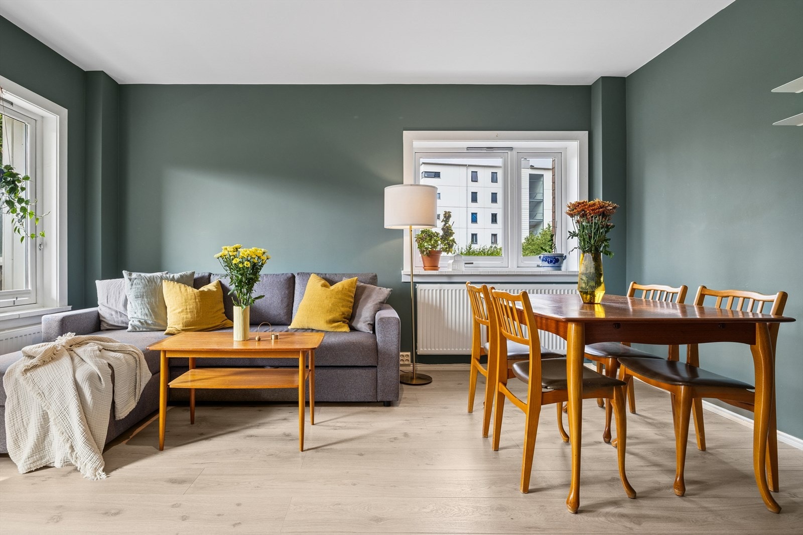 Her er det plass til sofagruppe med TV-løsning, godstol og spisebord. Galleribilde