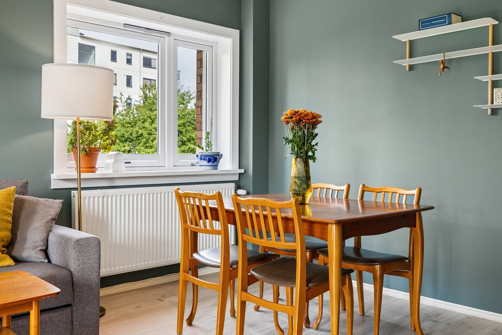 Leiligheten varmes opp via vannbårne radiatorer tilknyttet felles varmeanlegg, som sørger for jevn temperatur hele året. Galleribilde