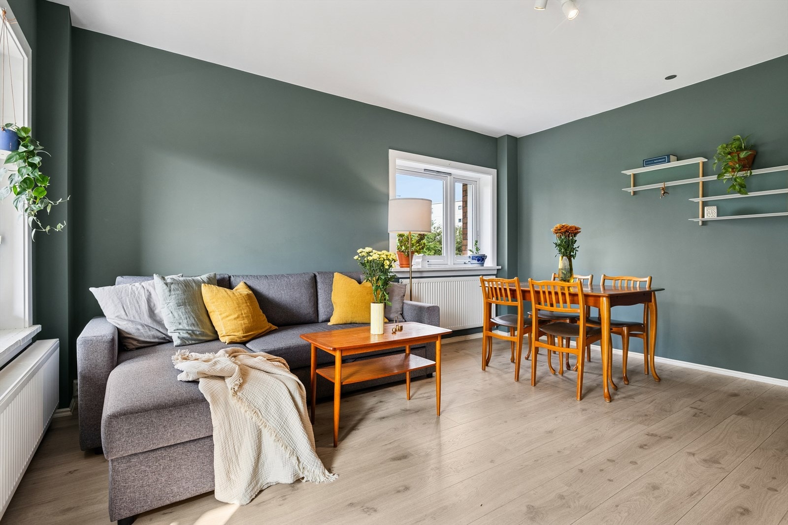 Stuen oppleves som lys og luftig, med god plass til å innrede flere sosiale soner Galleribilde
