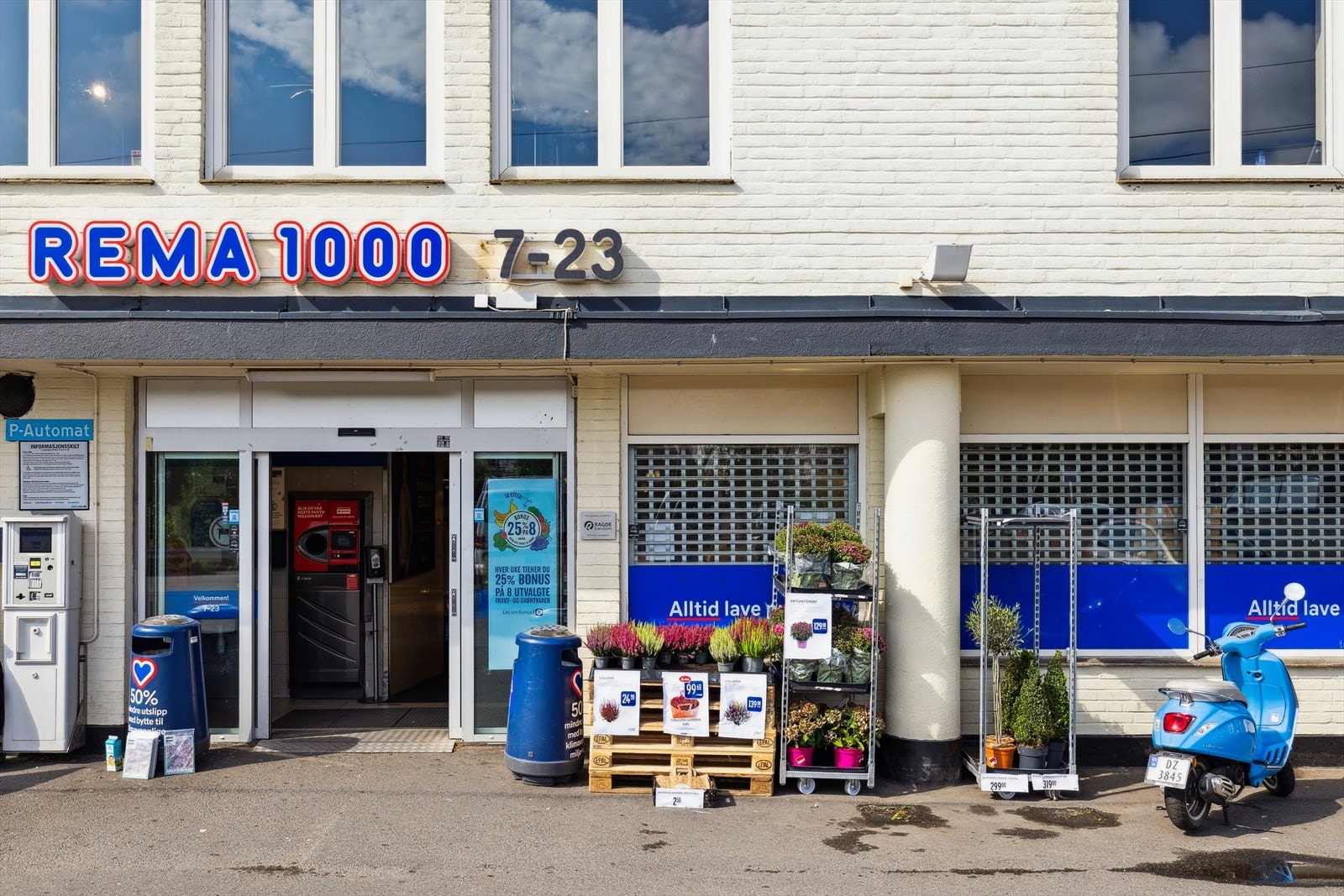 Dagligvarehandelen kan gjøres ved Rema 1000 eller Coop Prix, begge ligger kun 3 minutters gange fra leiligheten. Galleribilde