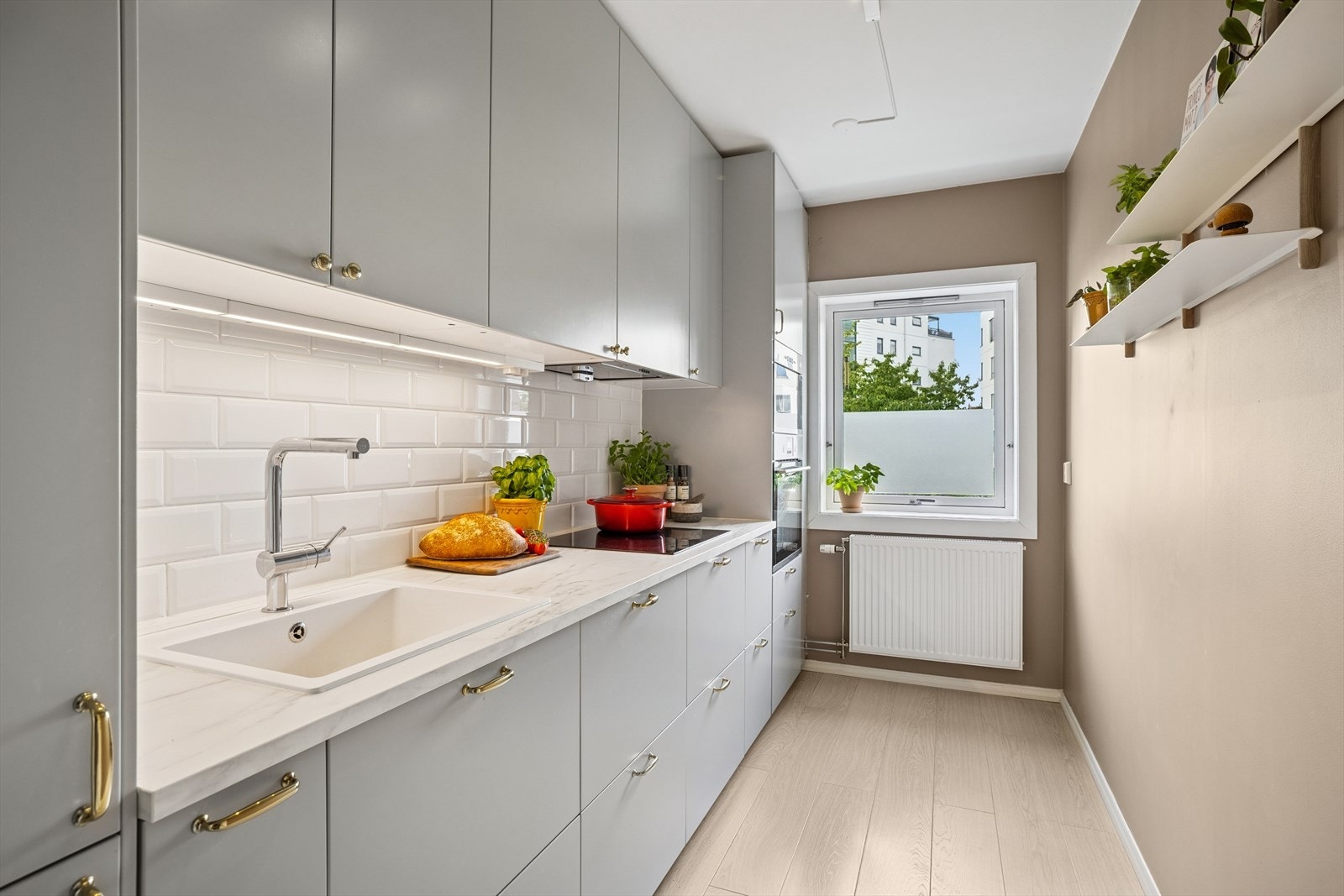 Innredningen byr på rikelig med lagringsplass gjennom et generøst antall skap og skuffer, og er utstyrt med integrert stekeovn, mikrobølgeovn, koketopp, oppvaskmaskin og kjøleskap med fryser. Galleribilde