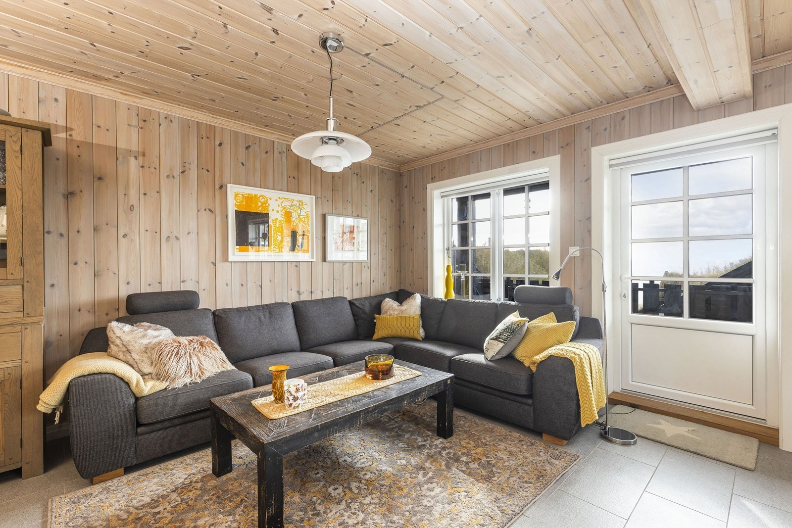 Stue. Utgang til den romslige verandaen Galleribilde