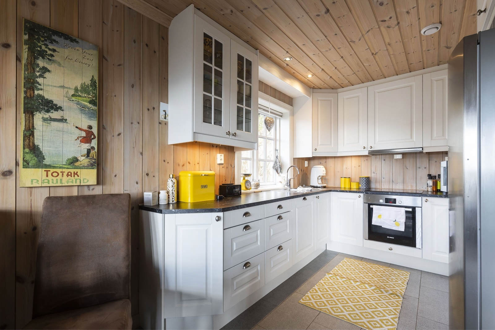 Pent kjøkken med lyse profilerte fronter. Alle hvitevarer medfølger. Galleribilde