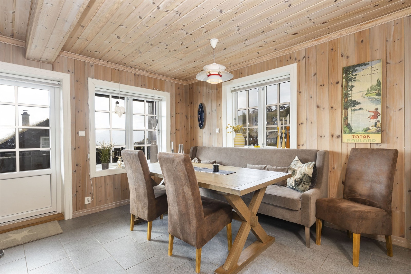 Spiseplass mellom stue og kjøkken Galleribilde