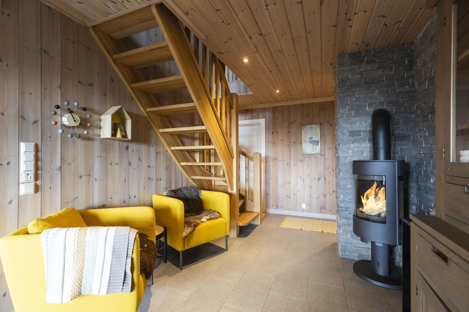Hytta har både vedfyring og varmekabler på flislagt gulv Galleribilde