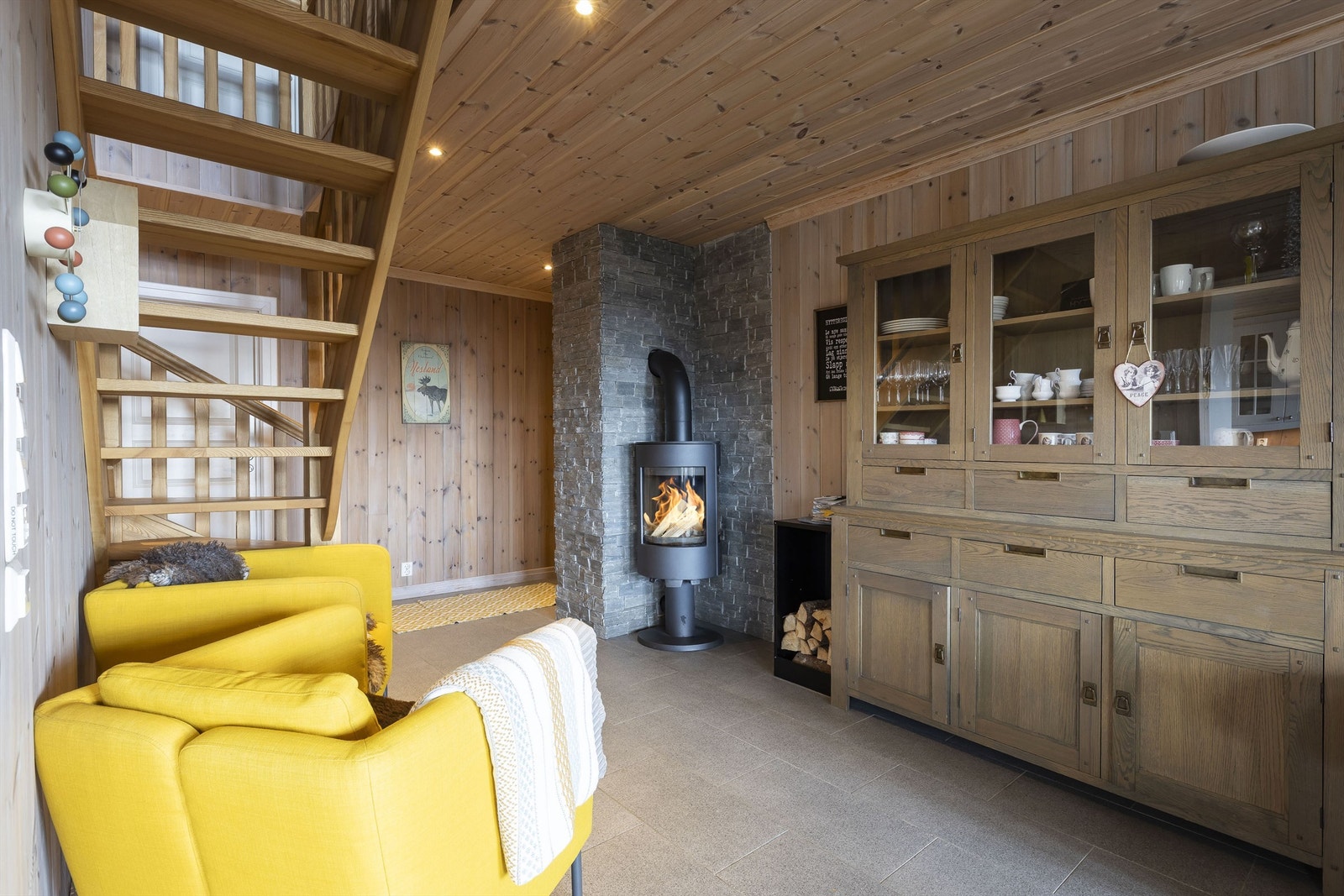 Hytta har både vedfyring og varmekabler på flislagt gulv Galleribilde