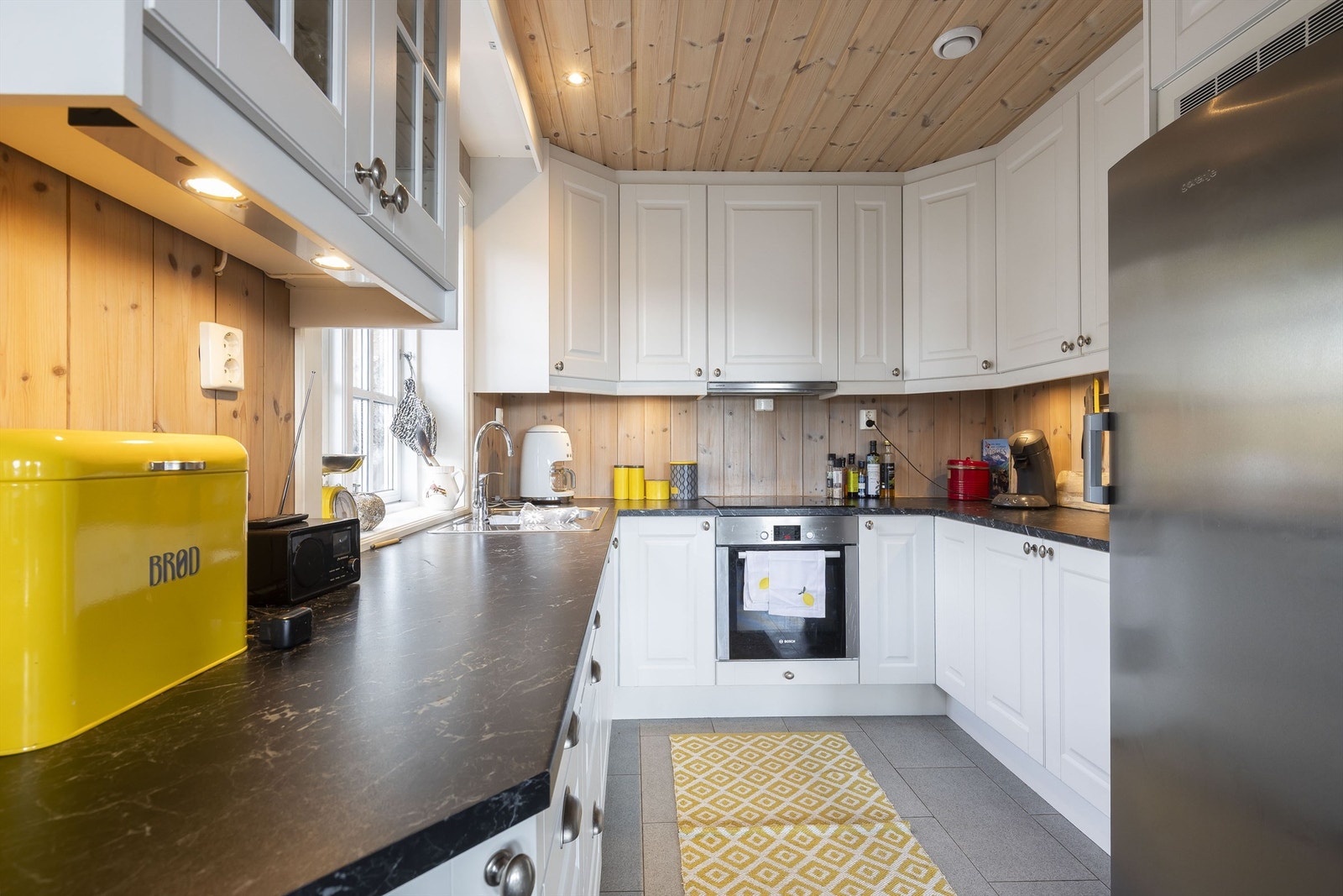 Rikelig med lagringsplass og arbeidsflater på kjøkkenbenk Galleribilde