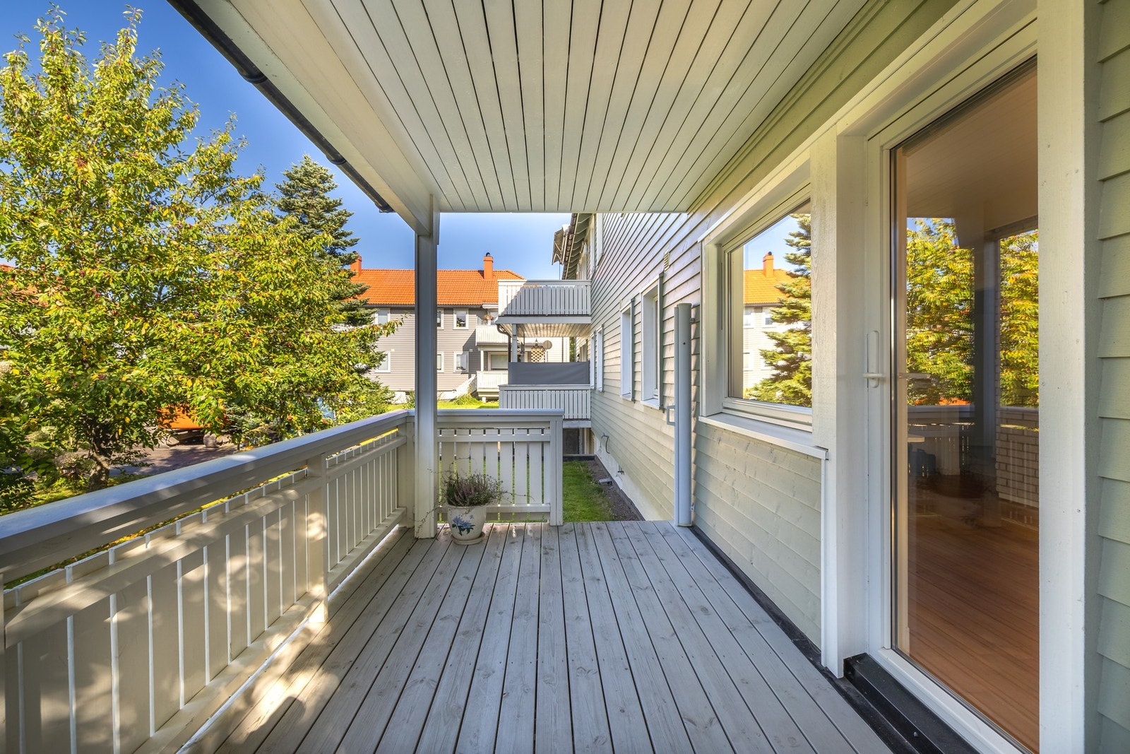 Leiligheten ligger i 1. etasje, og fra stuen er det utgang til en overbygd balkong på ca. 9 kvm Galleribilde