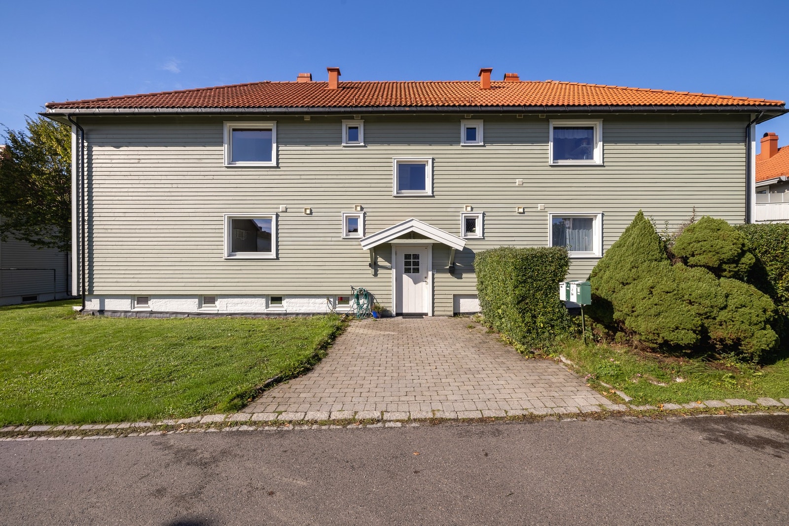 Beliggenheten er stille og rolig, men likevel sentral, i gangavstand til togstasjonen og et godt utvalg butikker. Galleribilde