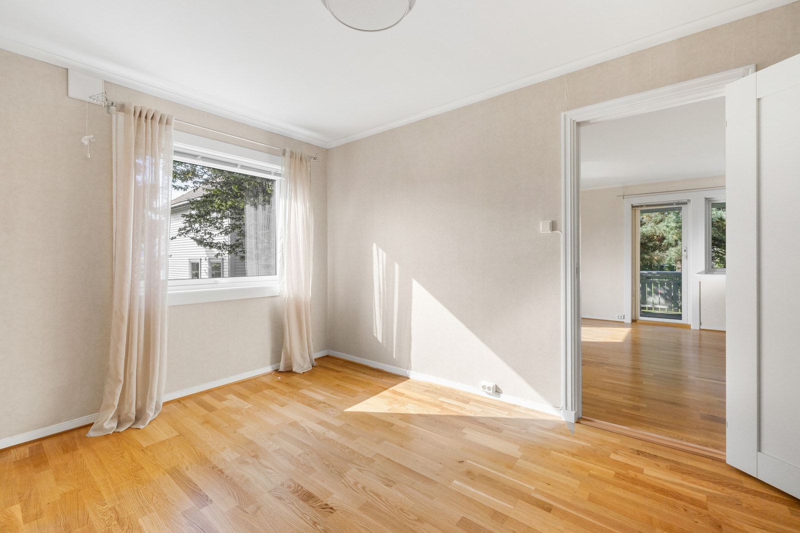 I leiligheten er det to soverom holdt i duse farger. Galleribilde