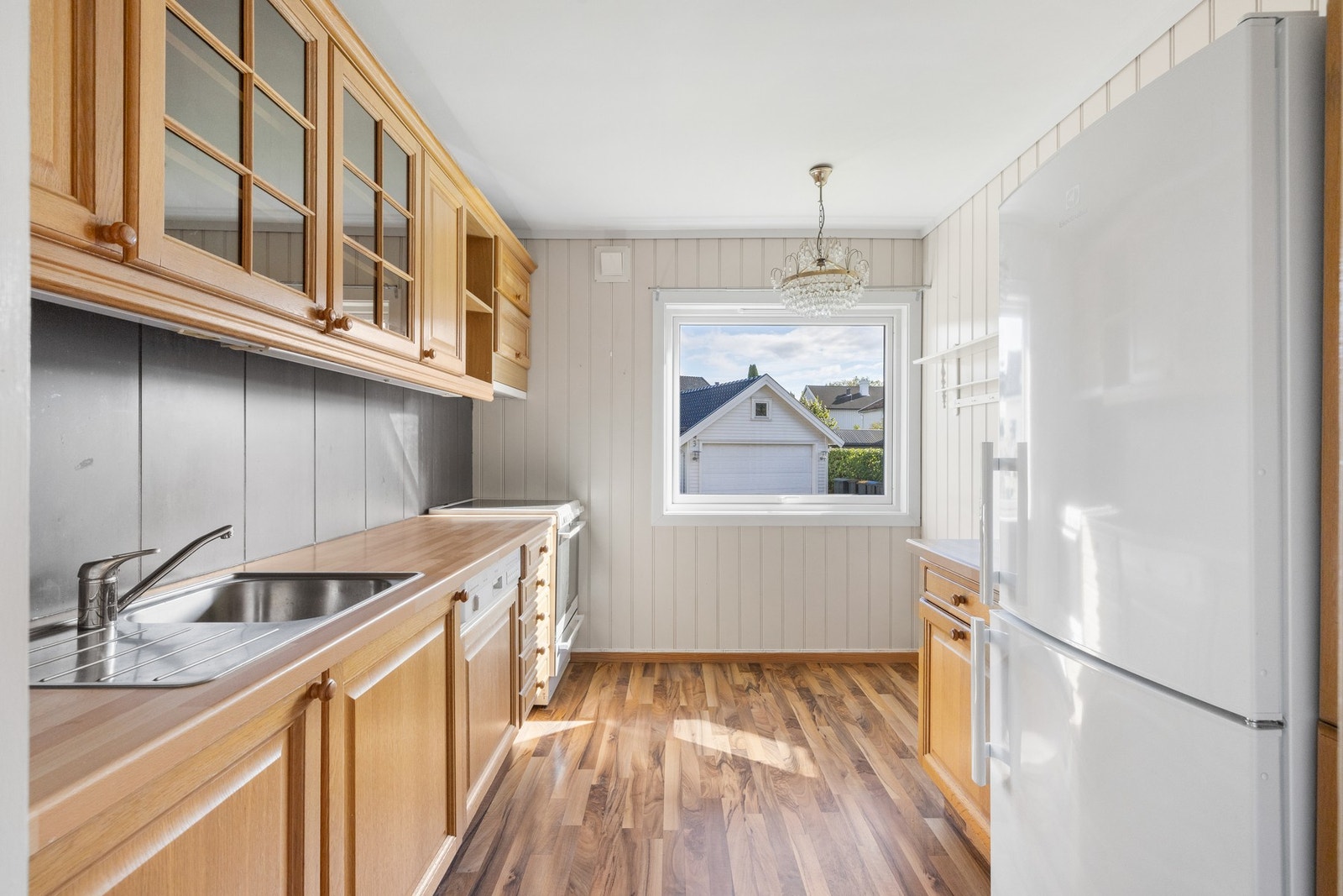 Det er nok gulv igjen til å legge på kjøkkenet også. Dette følger salget ved ønske. Galleribilde