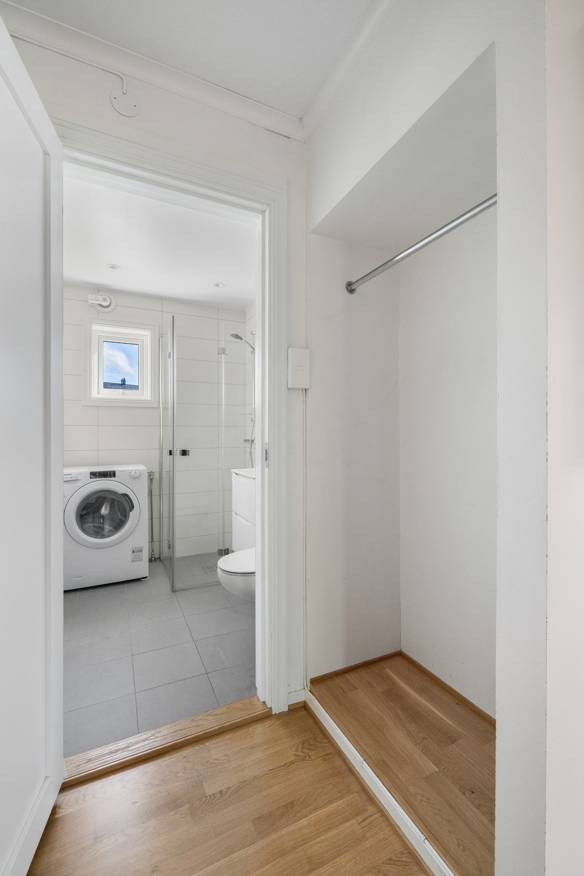 Badet ligger praktisk plassert i leiligheten. Galleribilde