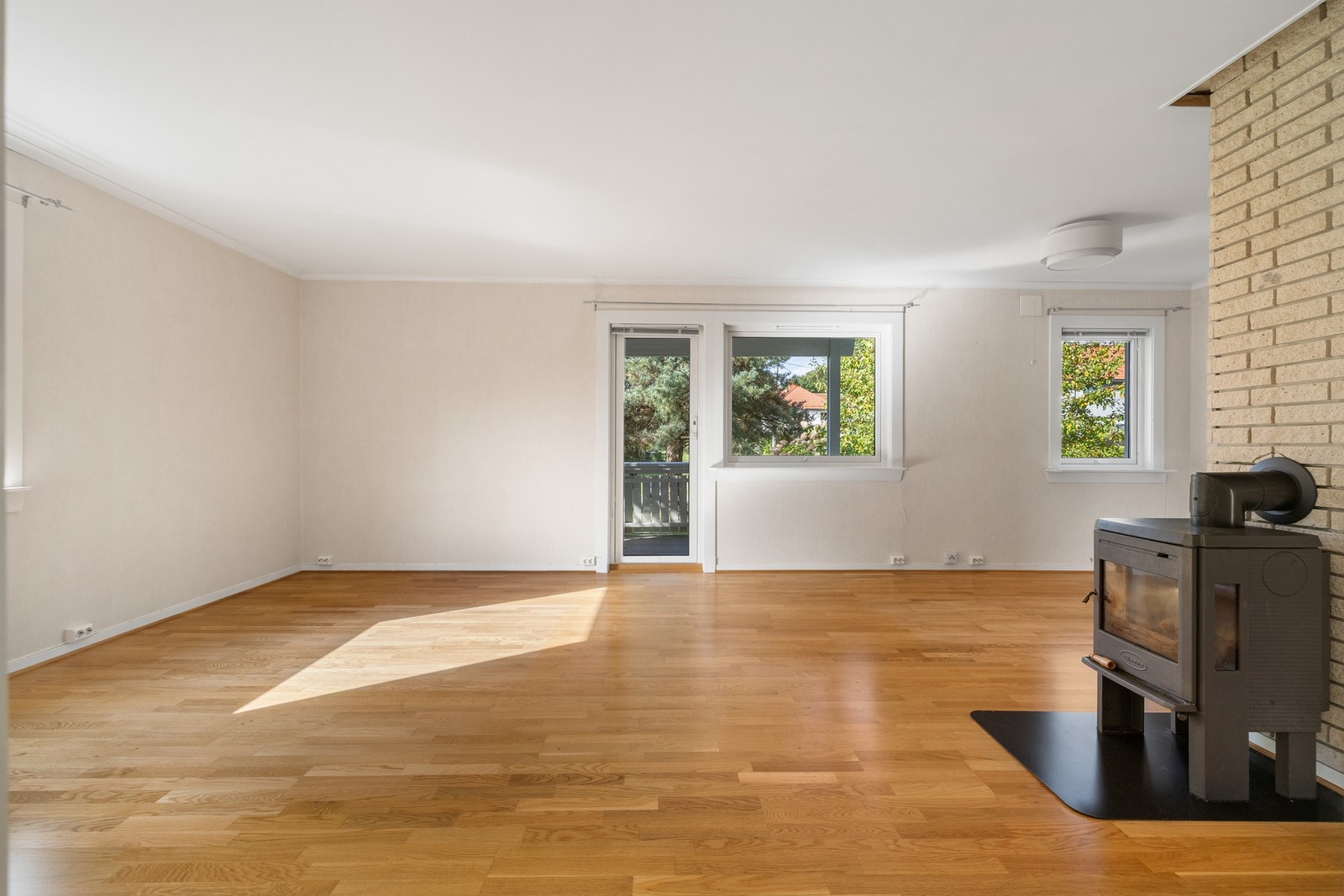 Vinduene inkluderer en glassdør til balkongen, en herlig romforlengelse i sommerhalvåret. Galleribilde