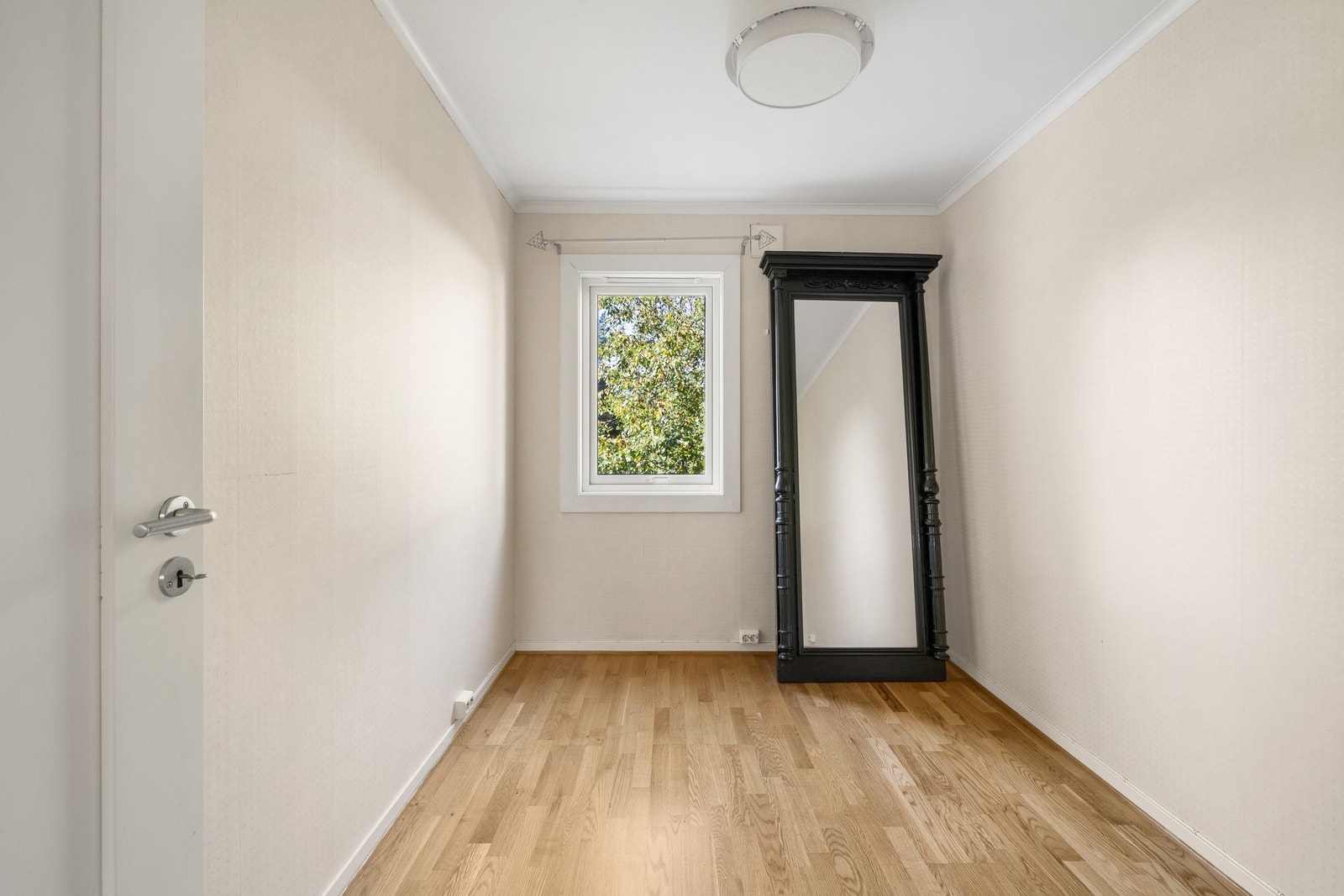 Soverom to er romslig. Her kan du innrede gjesterom eller barnerom. Kanskje kontor? Galleribilde