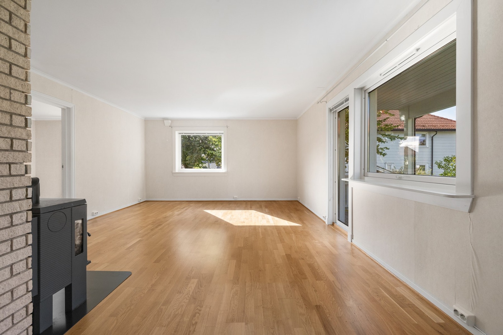 omslig stue med fint lysinnslipp. Galleribilde