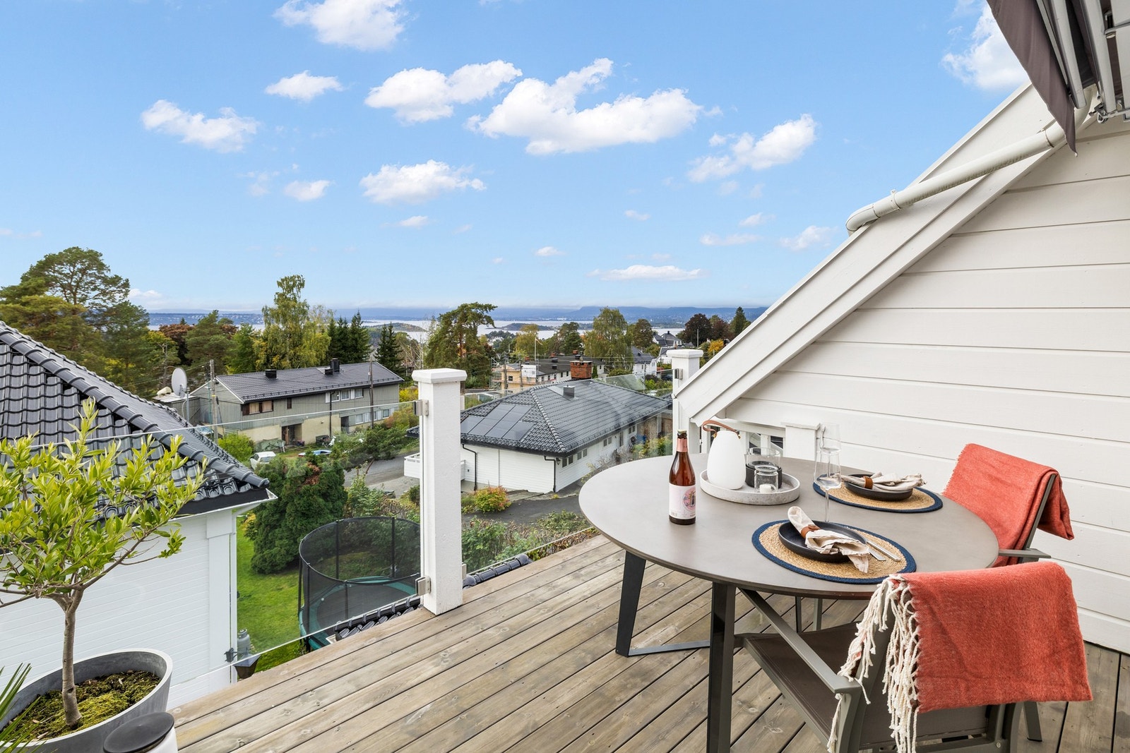 Sydvestvendt takterrasse (ca. 10 m²) i 2. etasje med flott utsikt. Galleribilde