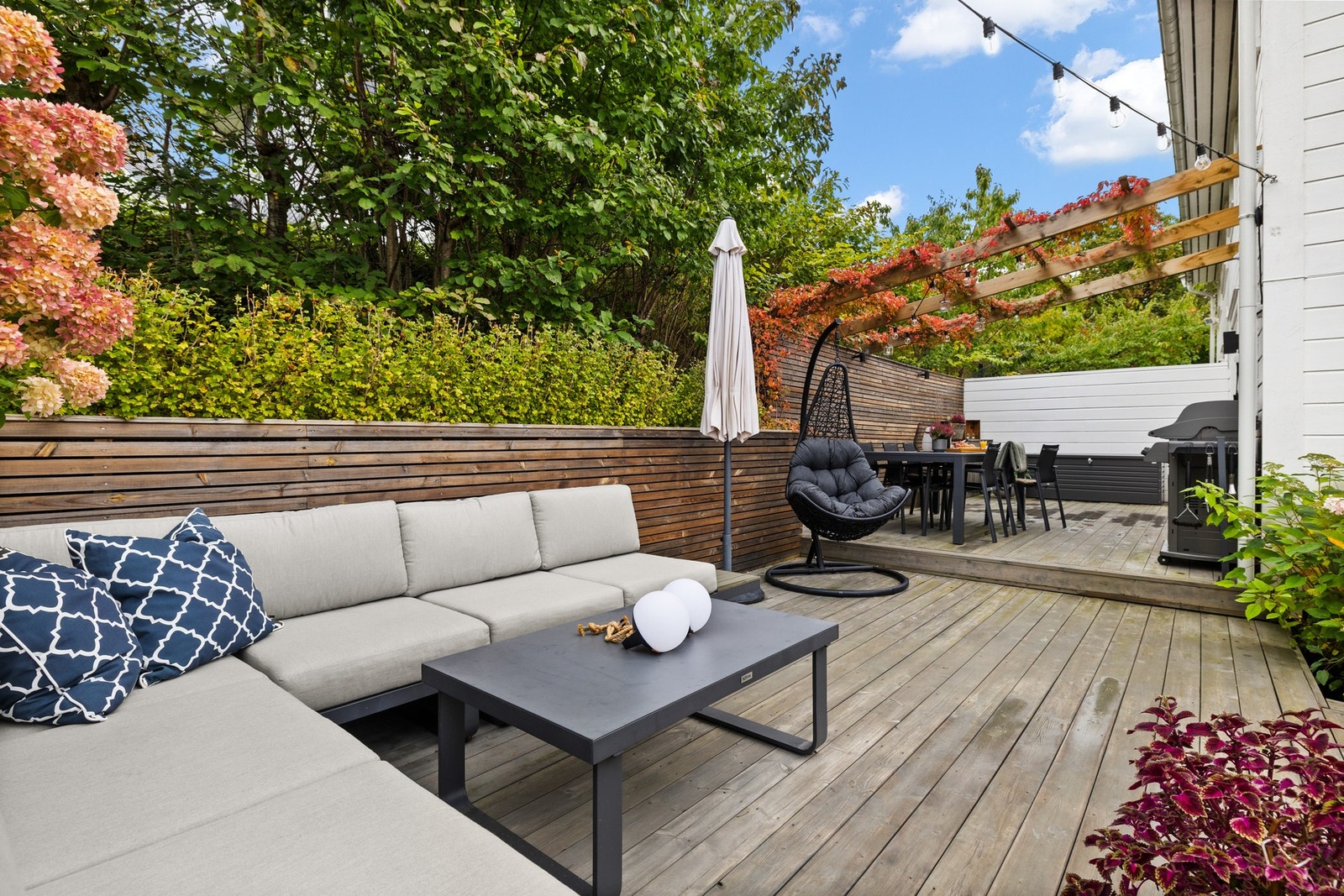 Sydvestvendt terrasse på 17 kvm med plass til stor sittegruppe. Galleribilde