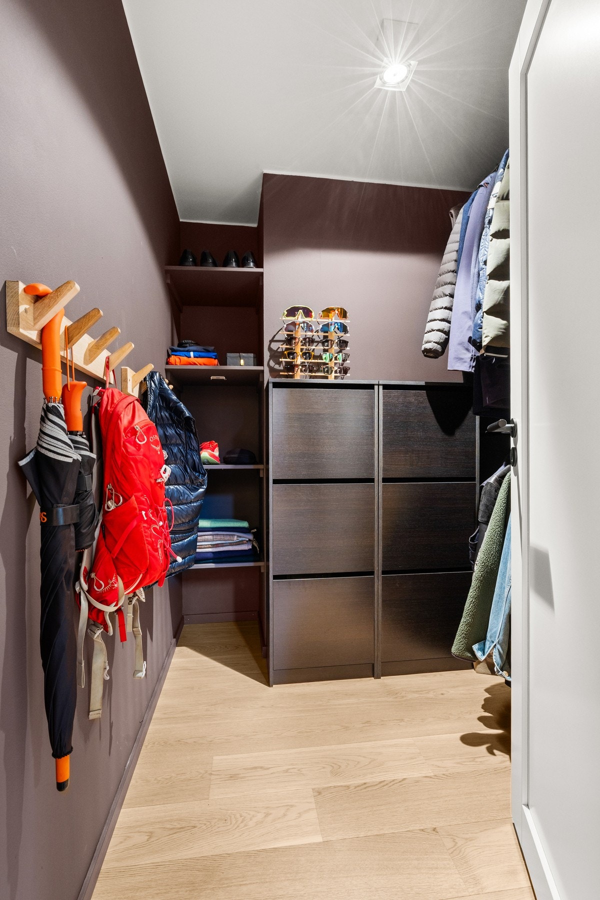 Praktisk "walk-in" garderobe med god lagringsplass. Galleribilde