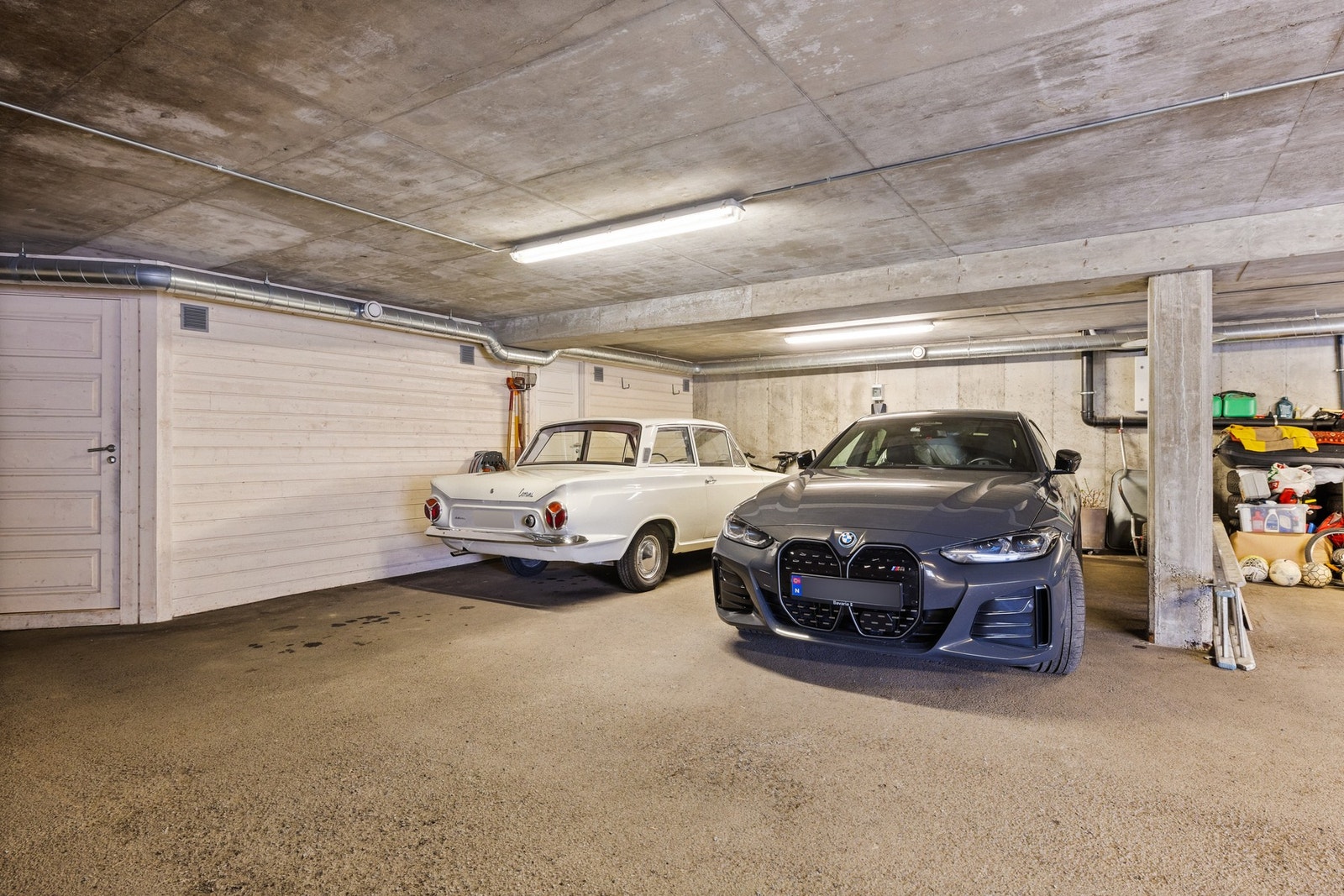 2 romslige garasjeplasser (arealet mellom vegg og søyle). Galleribilde