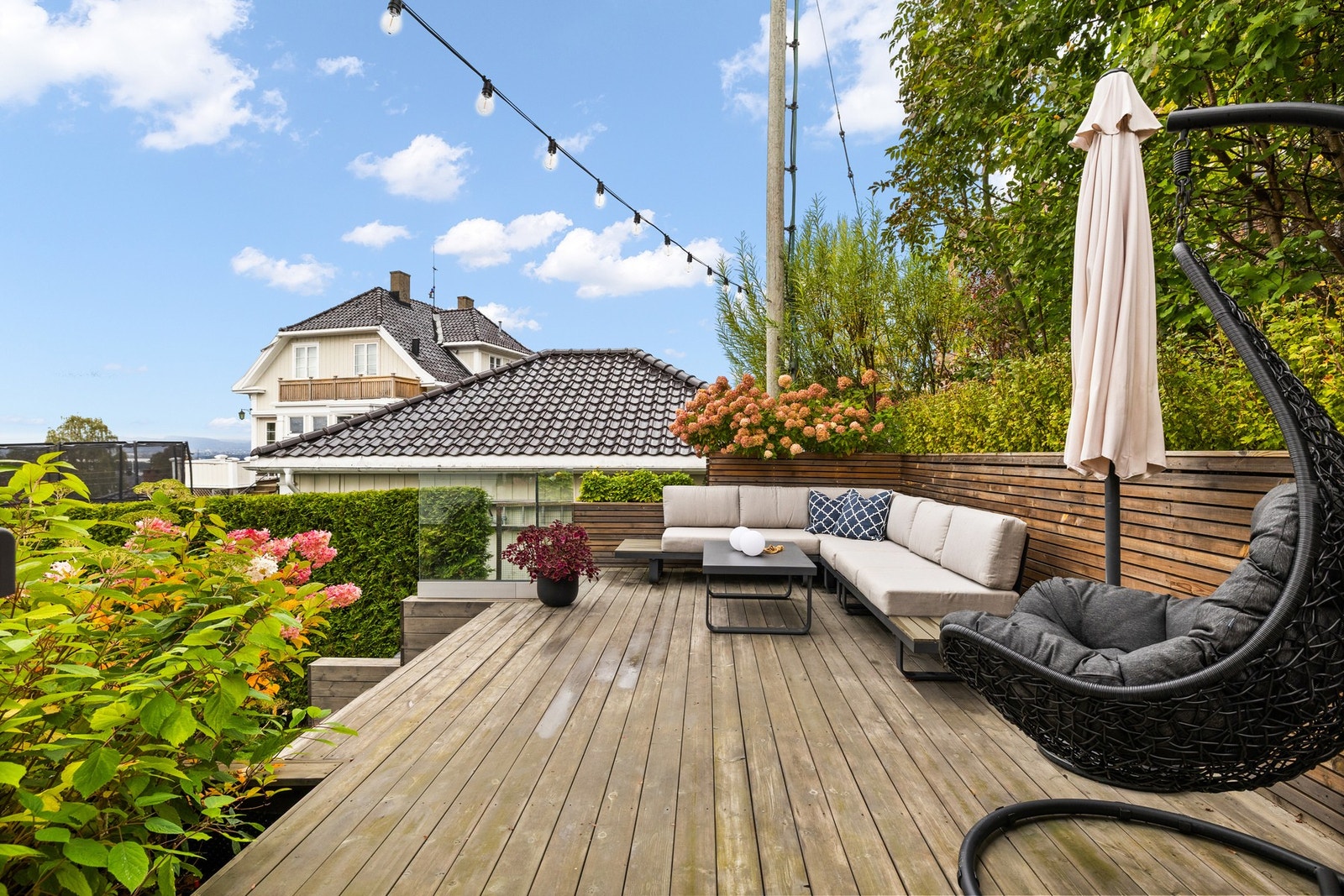 Alle terrassebord er skiftet i 2021, samt ny levegg og plantekasser med selvvanning Galleribilde