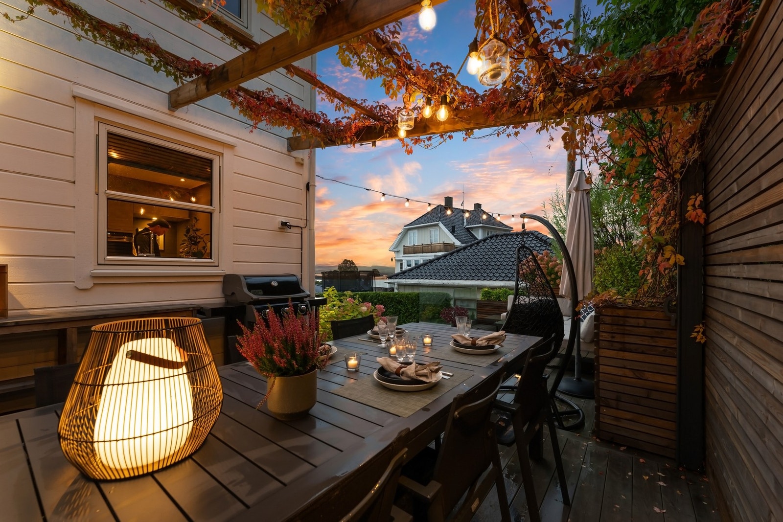 Kveldsstemning på terrassen med god plass til mange gjester rundt langbordet. Galleribilde