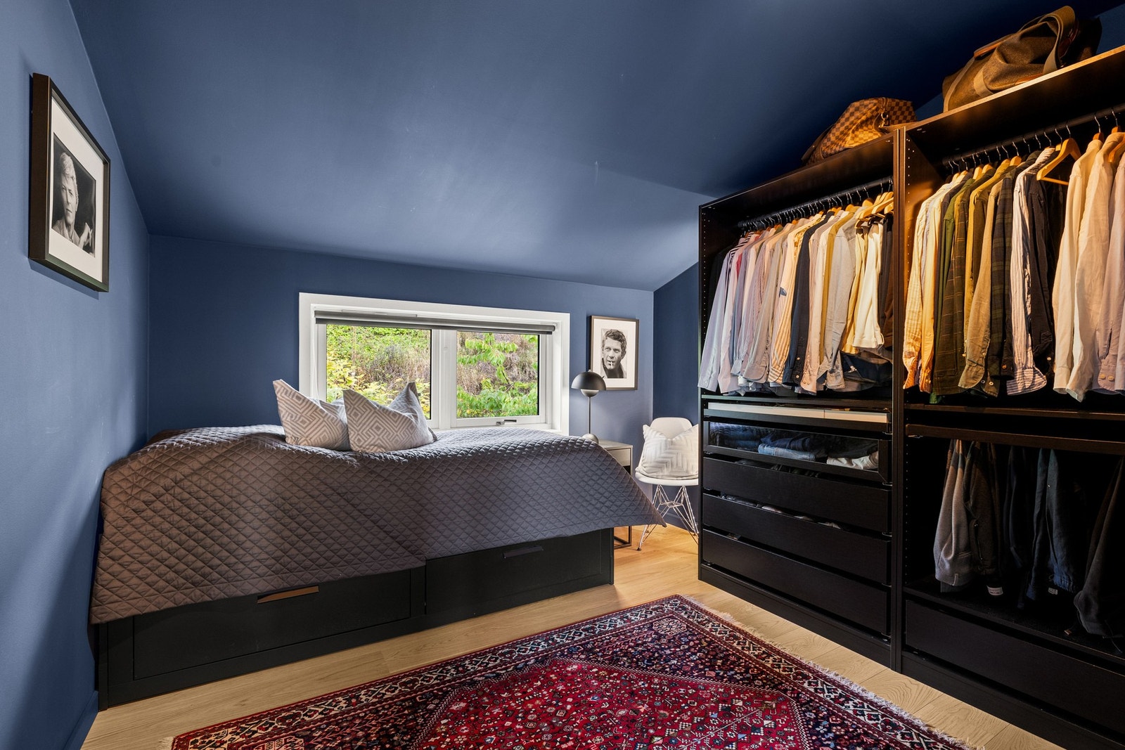 Romslig soverom med walk-in garderobe. Galleribilde
