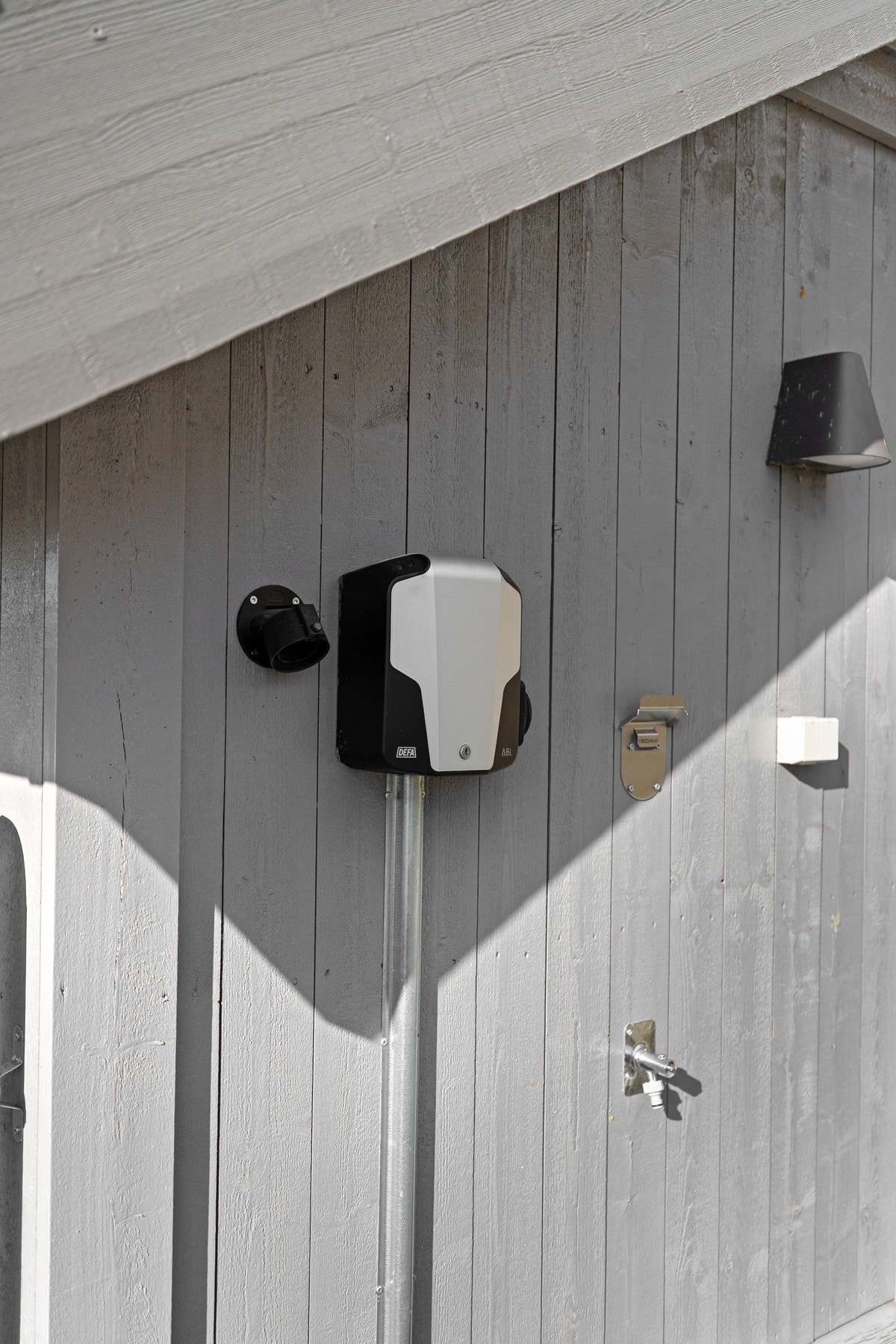 Det er installert elbillader på hyttevegg Galleribilde
