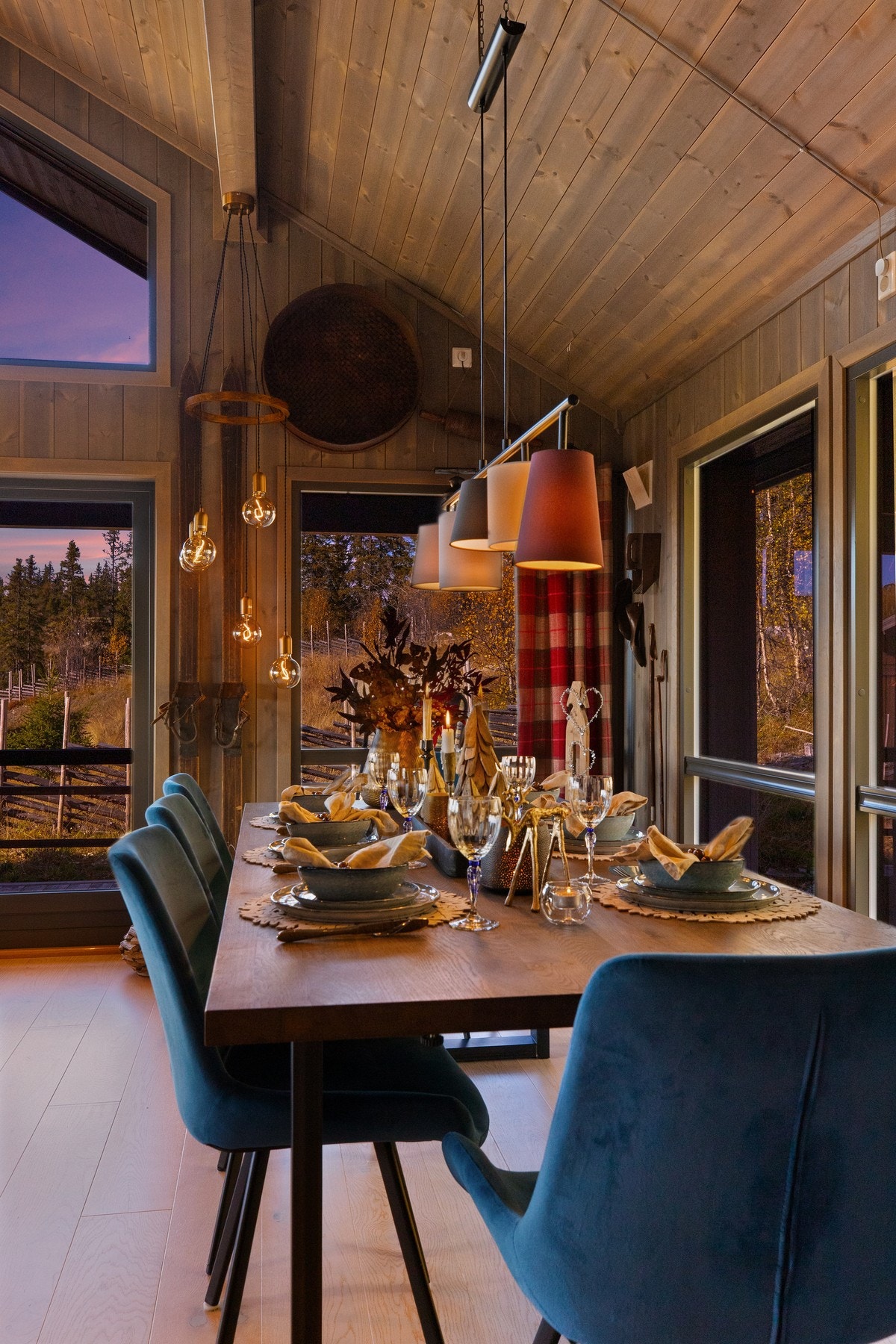 Lett å tenke seg hyggelig stemning rundt matbordet Galleribilde