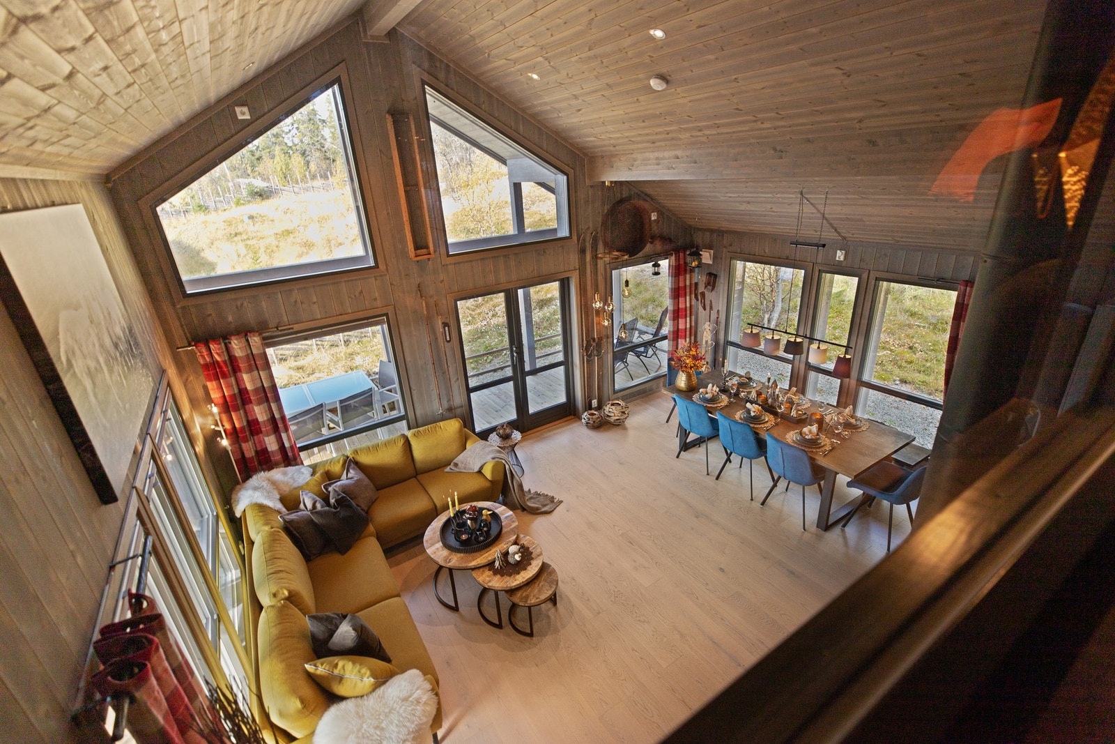 Den åpne løsningen og de store vindusflatene gjør at dagslyset slipper godt inn også her. Galleribilde