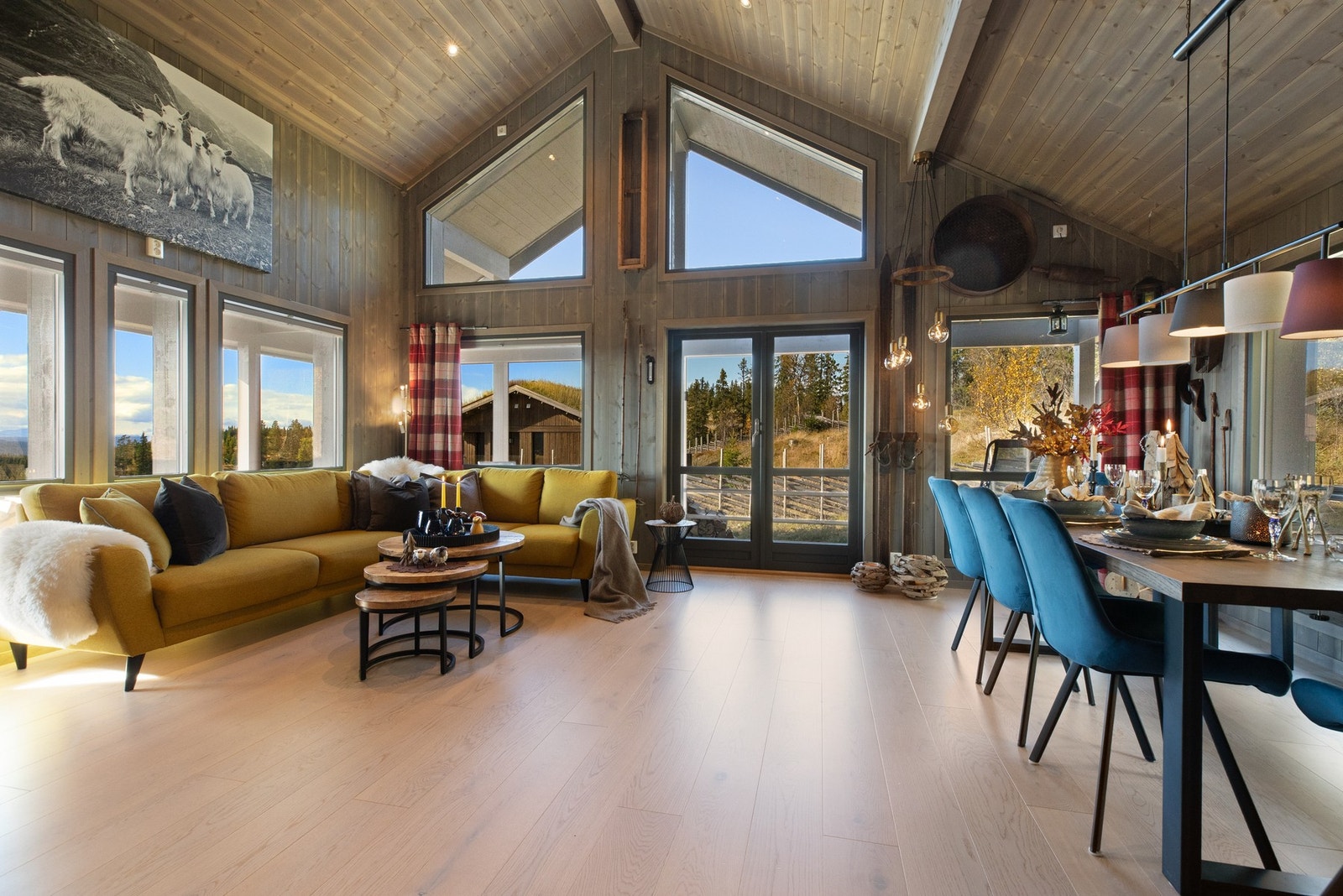 Åpen løsning med stue og spisestue Galleribilde