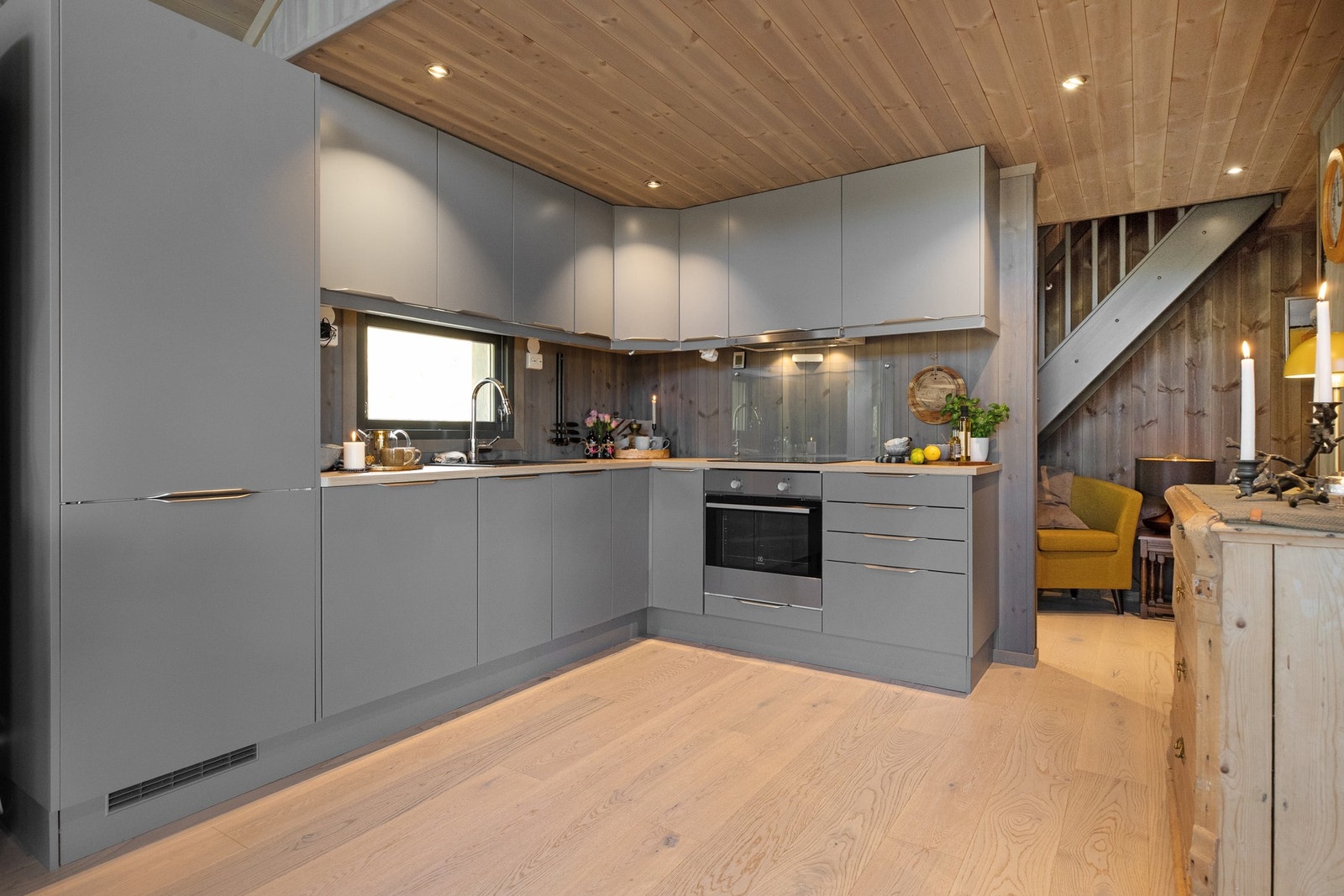 Kjøkkenet har innredning med laminerte skrog, glatte fronter og laminert benkeplate Galleribilde