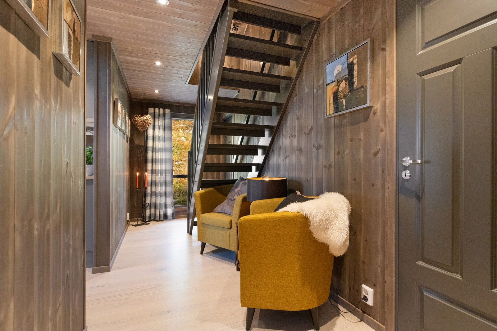 Solid trapp opp til hems fra gangen Galleribilde