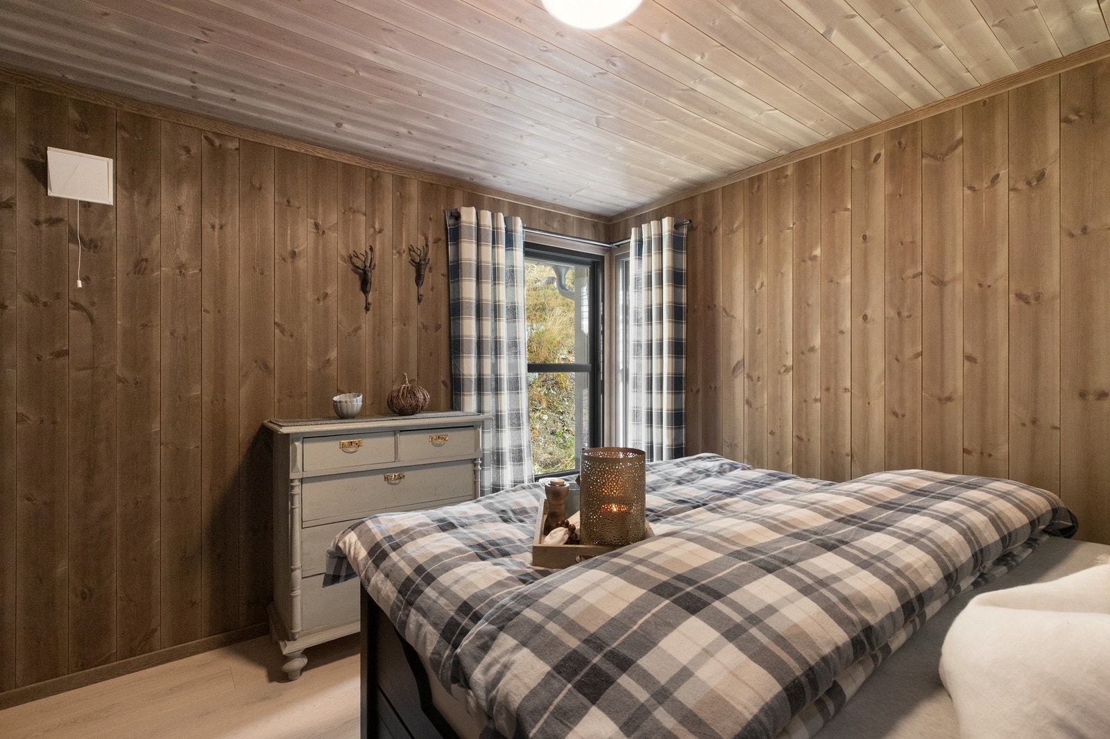 Hovedsoverommet er i dag møblert med dobbeltseng. Sengene i hytta medfølger salget. Galleribilde