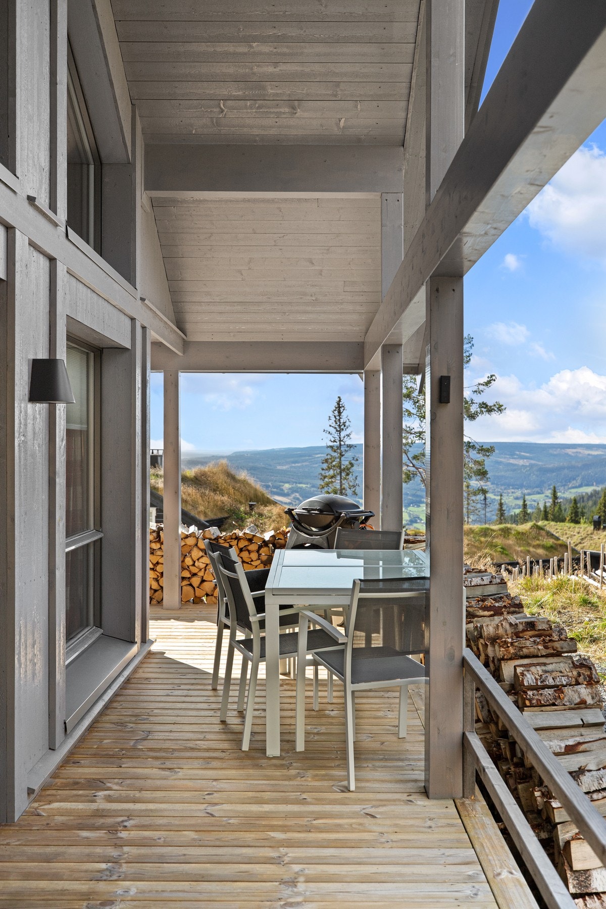 Romslig overbygd terrasse med gode solforhold Galleribilde