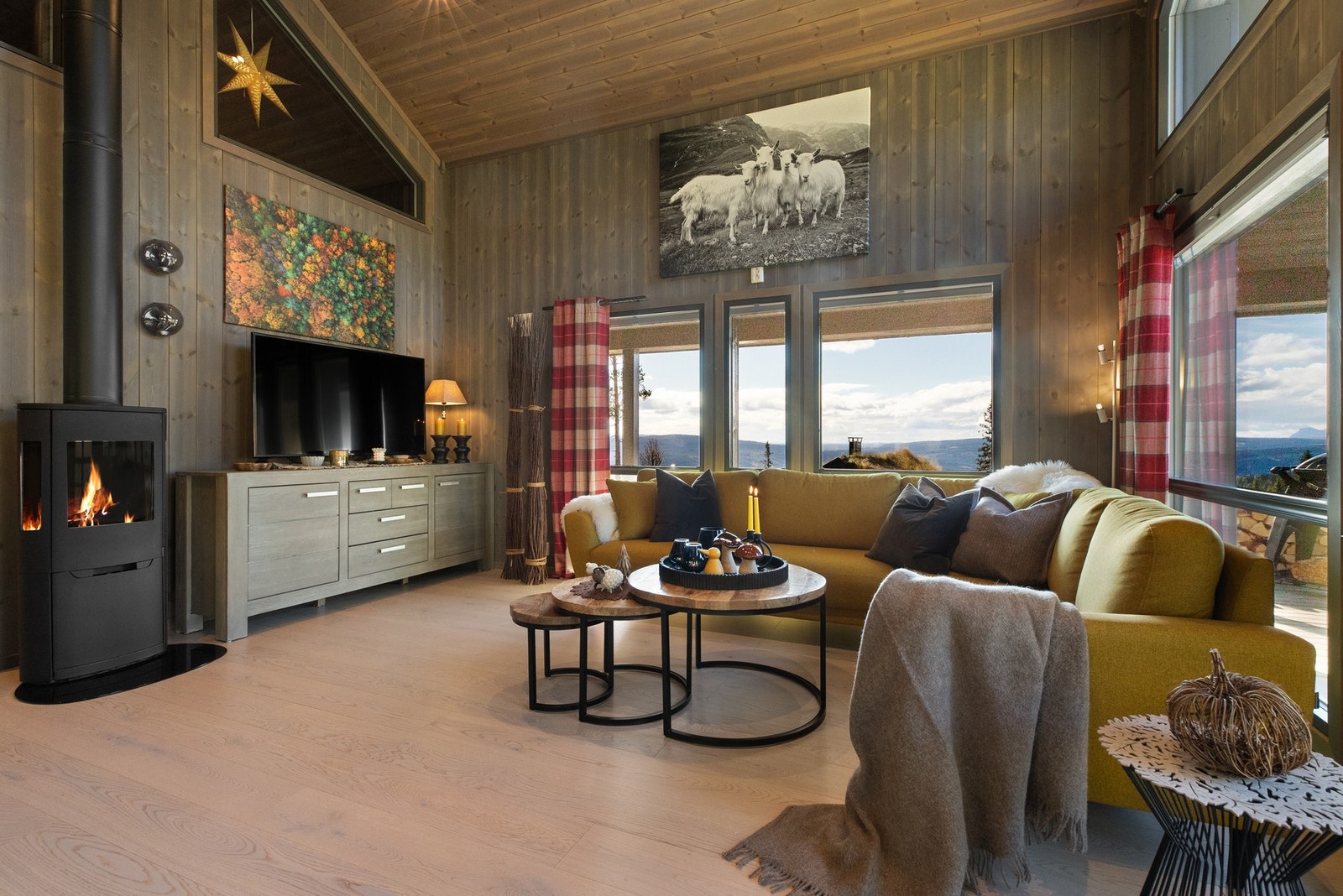 De store vindusflatene slipper inn mye lys Galleribilde