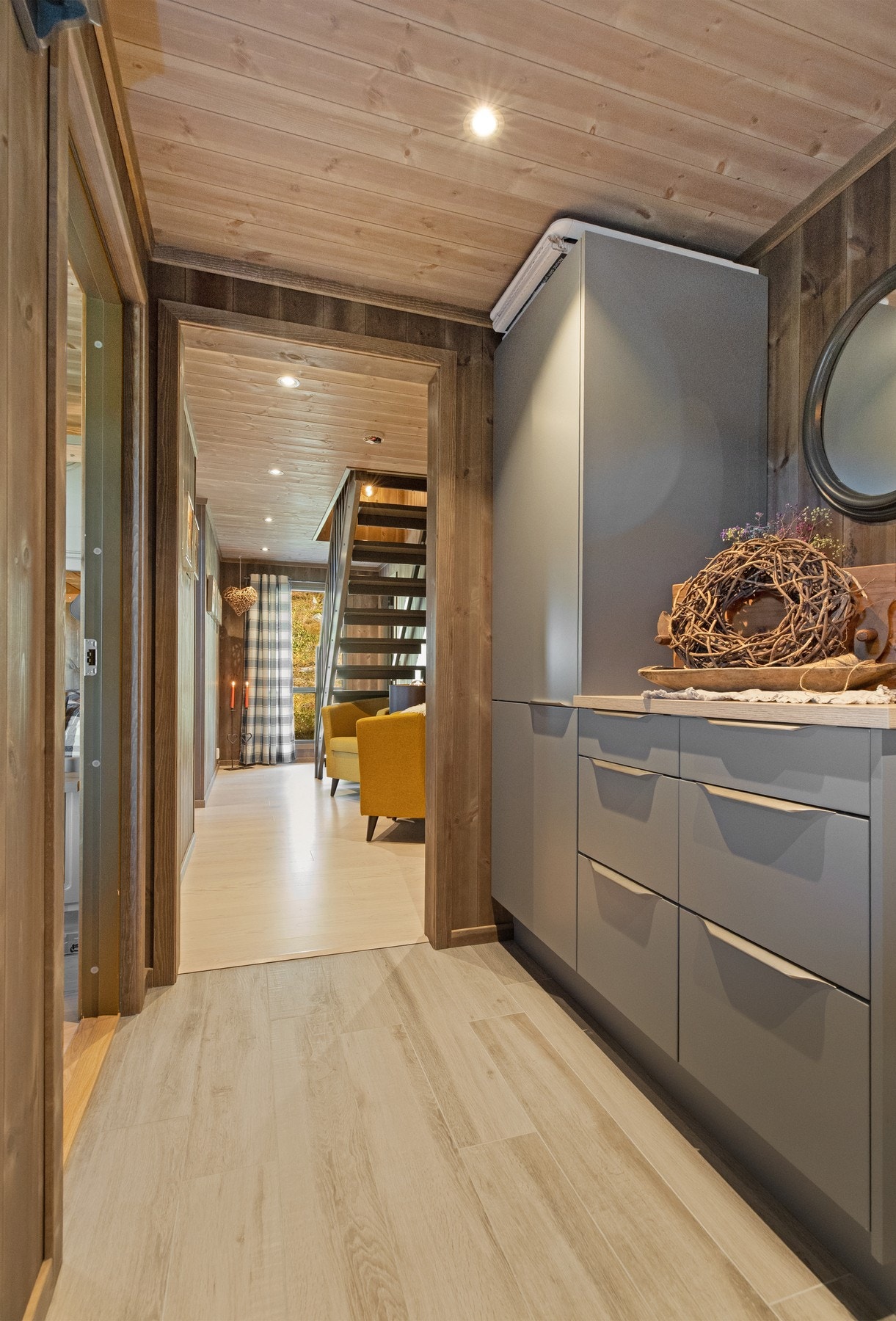 Entré med garderobeskap og skuffer med god plass til lagring. Galleribilde