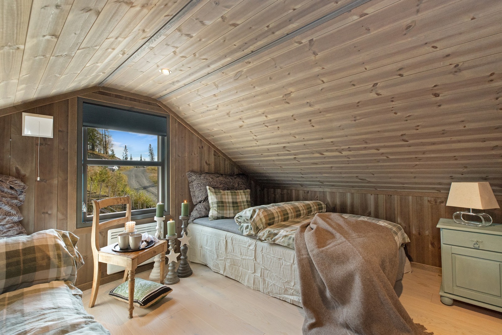 Vi gjør oppmerksom på at takhøyden er for lav til at hemsen kan regnes som rom for varig opphold/soverom. Galleribilde