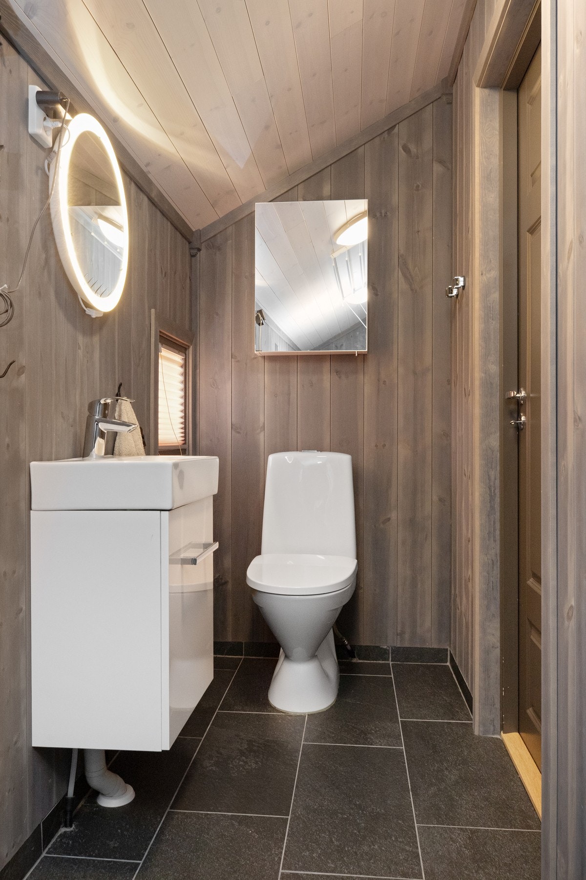 Det finnes også et separat toalettrom/bod i tilknytning til entreen, veldig fint når man er mange samlet på hytta. Galleribilde
