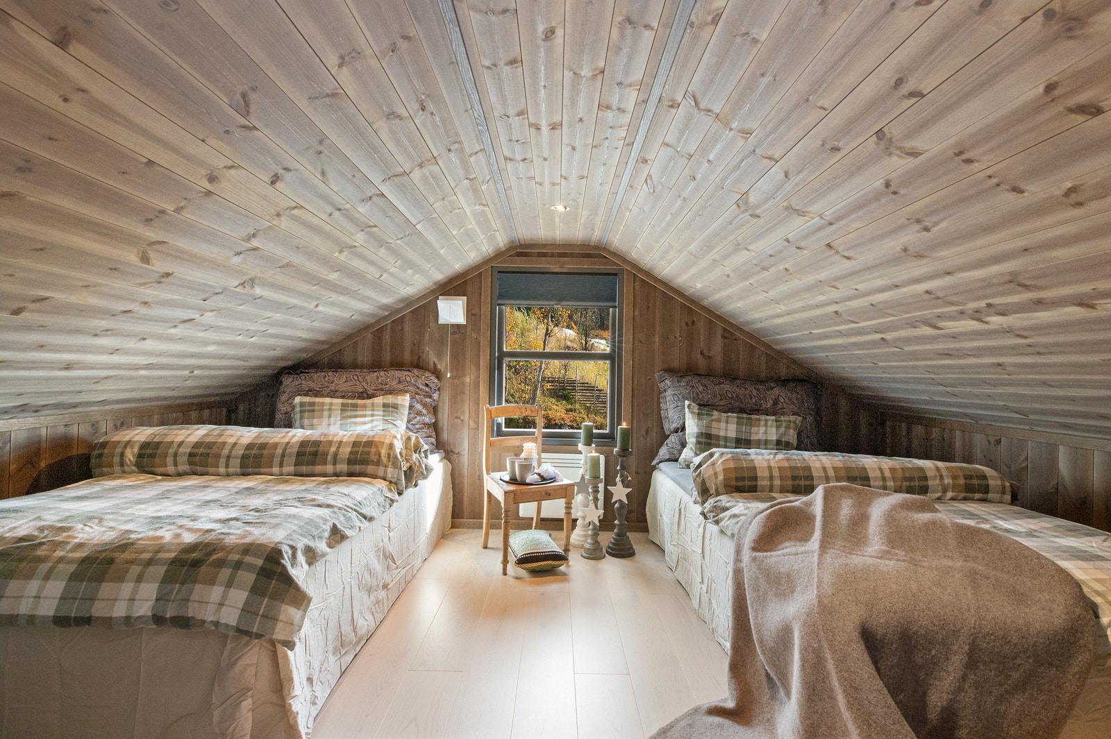 Hemsen er inndelt i et eget hemsrom med lukkbar dør. Rommet er idag innredet med to enkeltsenger. Galleribilde