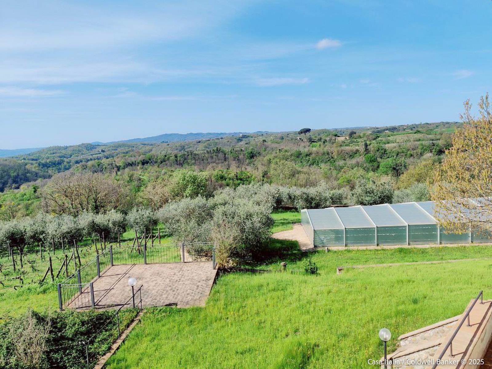 Det store, oppvarmede bassenget er overbygget for beskyttelse og sikkerhet. Galleribilde